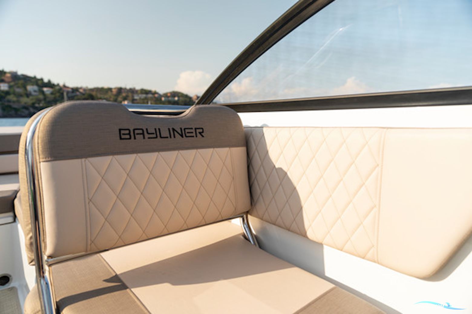 Bayliner VR6 Cuddy med MerCruiser sterndrive