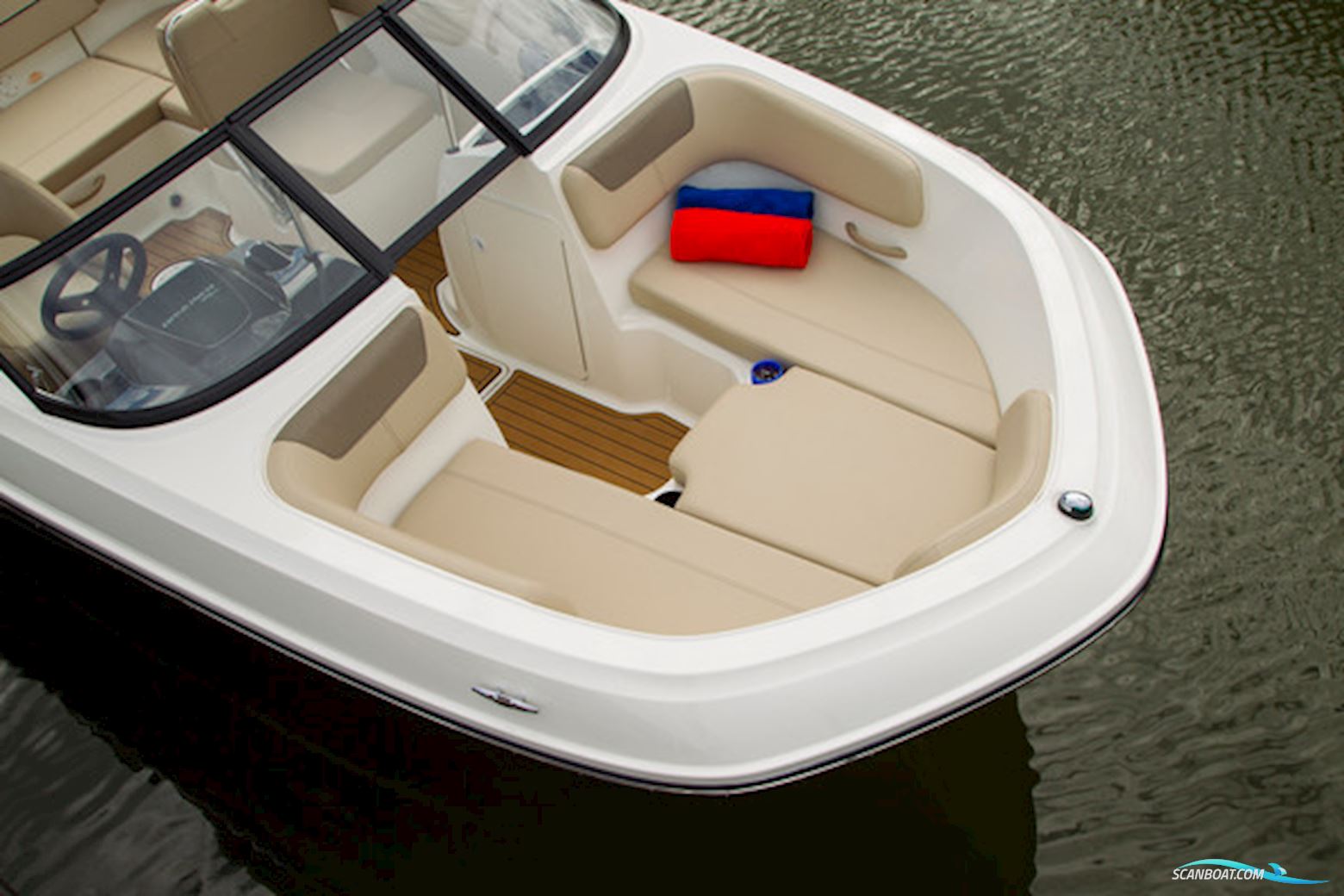 Bayliner VR6 med MerCruiser sterndrive