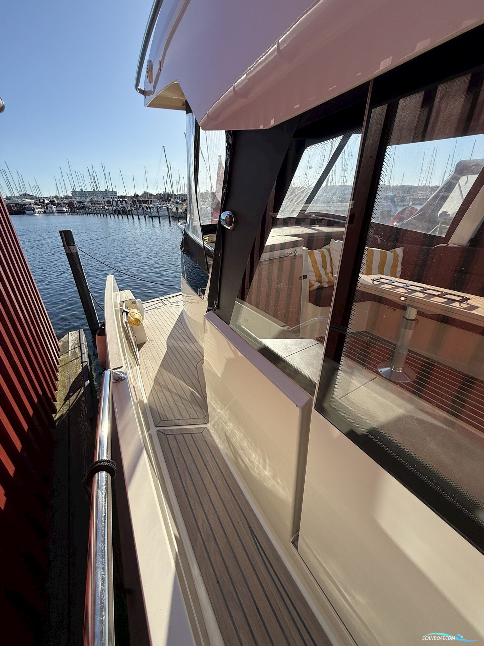 Bella 9000 Utroligt Rummelig Familiebåd