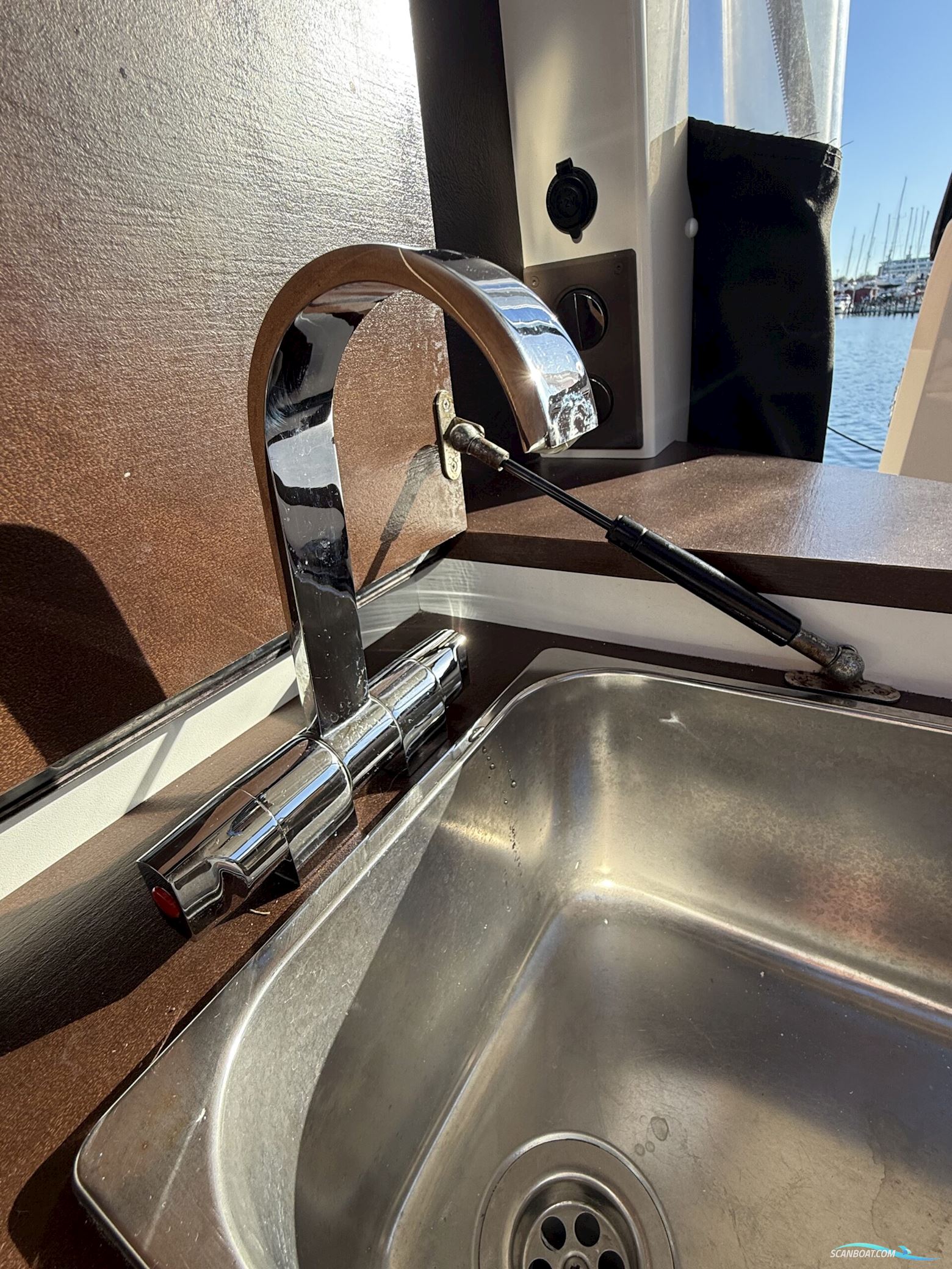 Bella 9000 Utroligt Rummelig Familiebåd