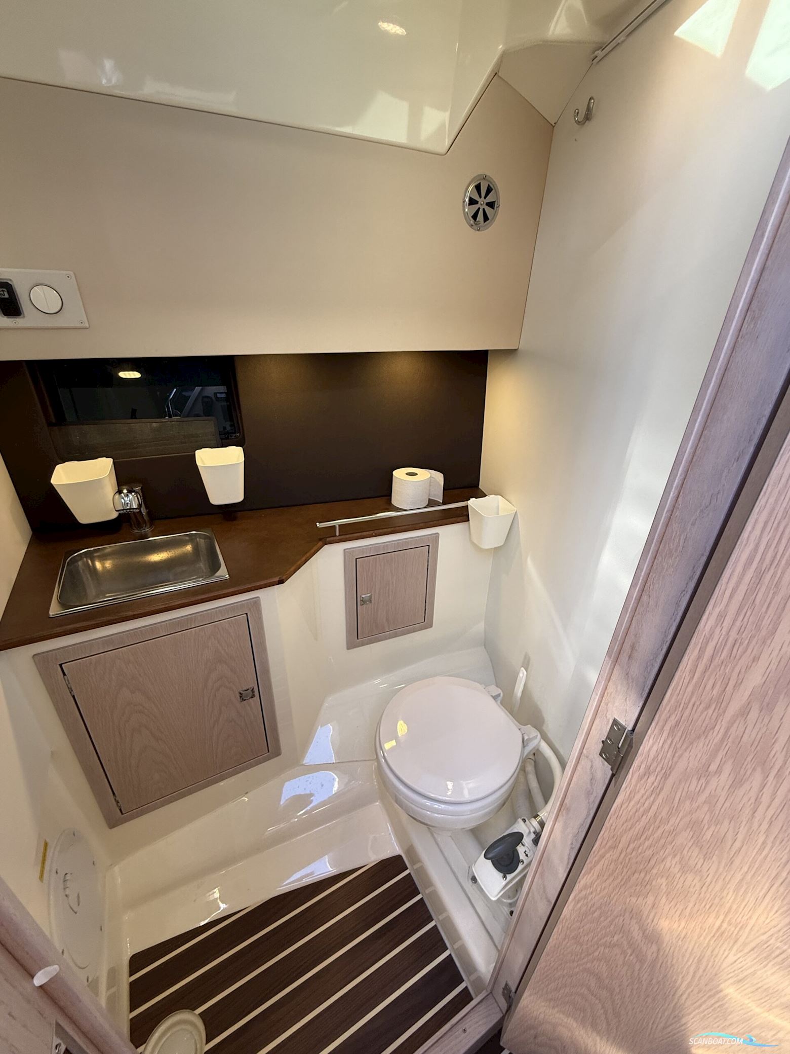 Bella 9000 Utroligt Rummelig Familiebåd