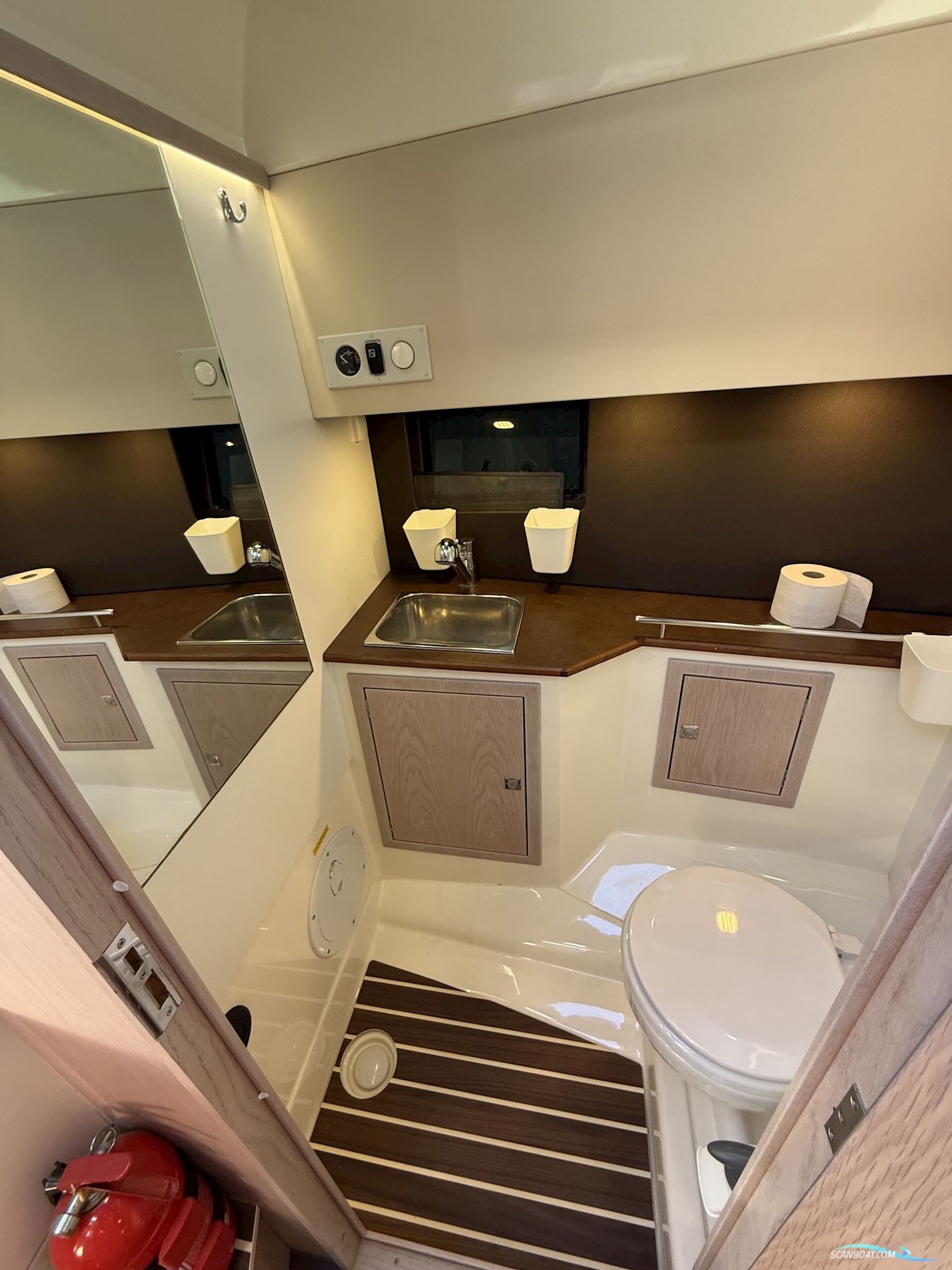 Bella 9000 Utroligt Rummelig Familiebåd