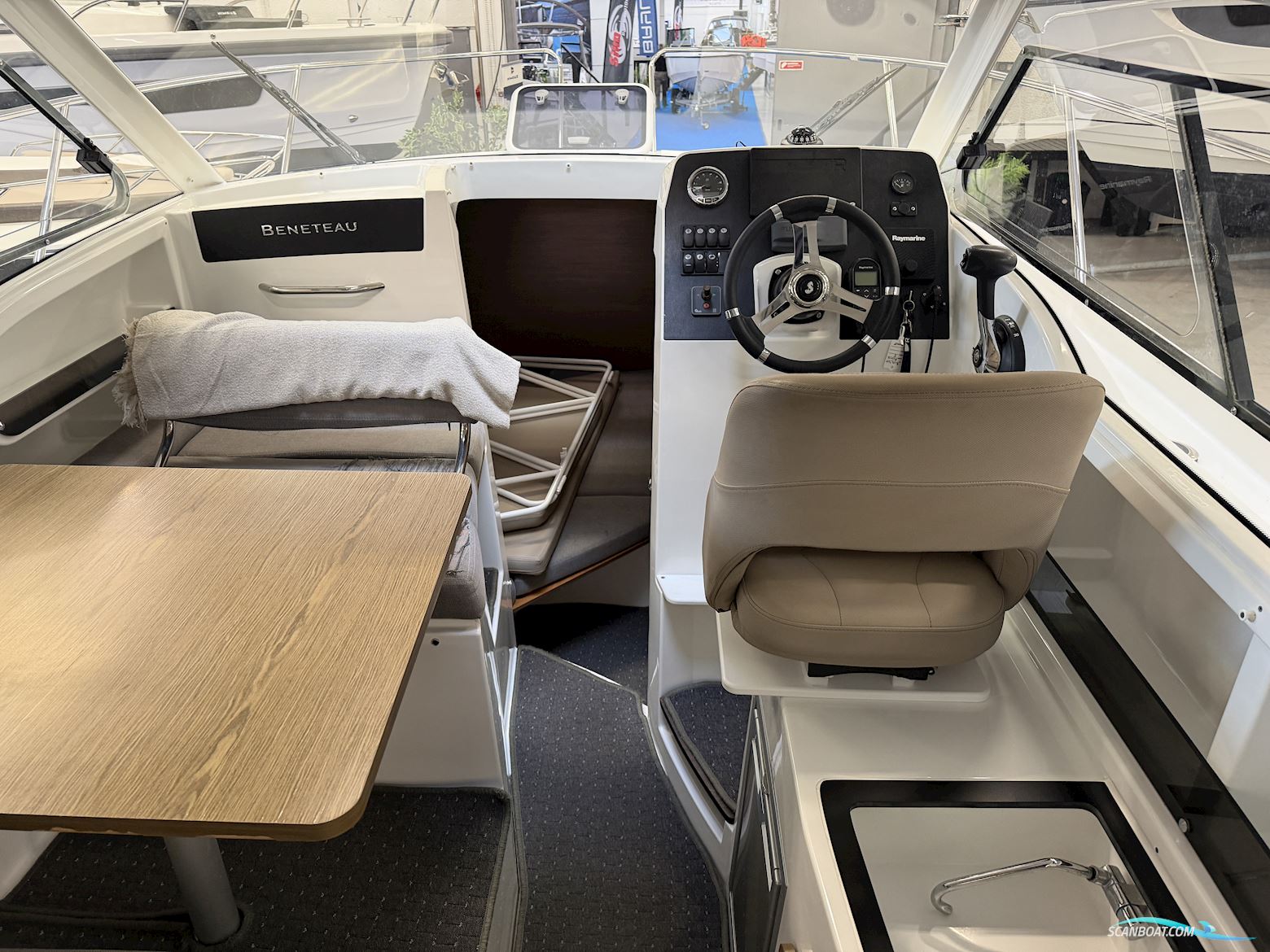 Beneteau Antares 8