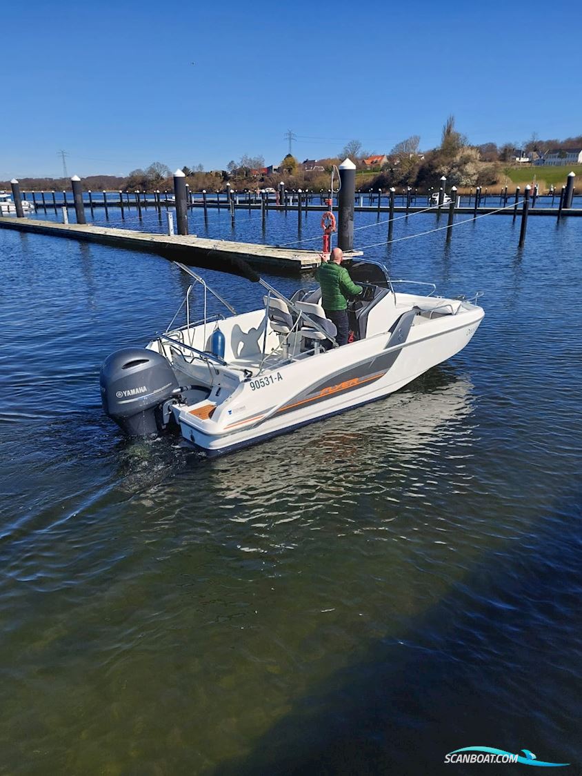 Bénéteau Flyer 6.6 Spacedeck Mit Yamaha F200 Und Trailer