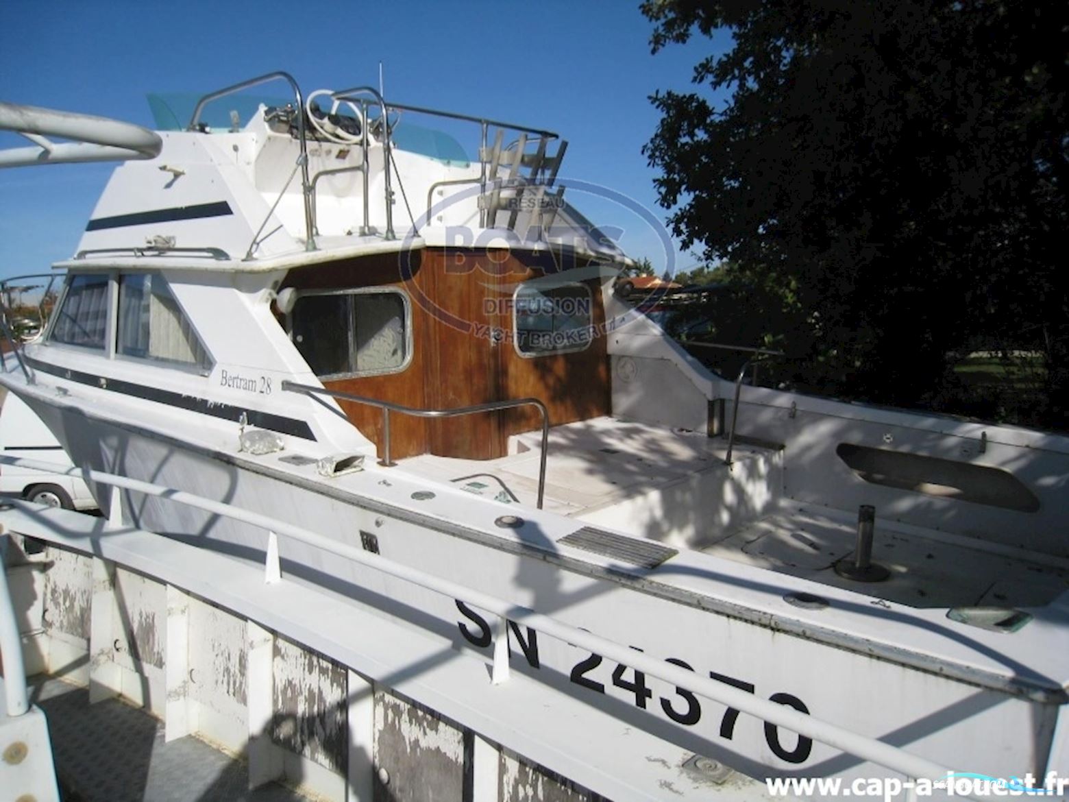 Bertram 28 Fly