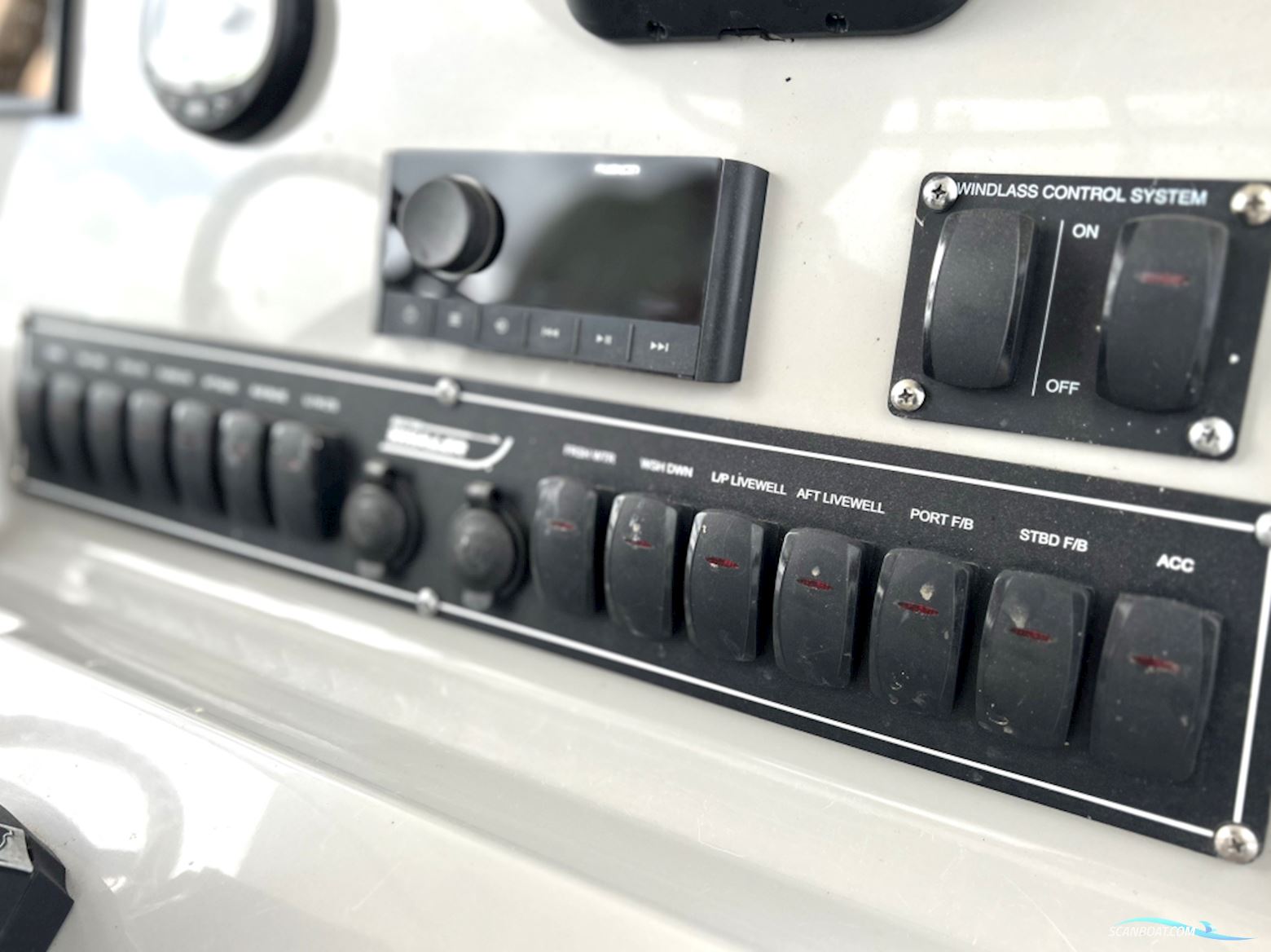 Boston Whaler 230 Outrage