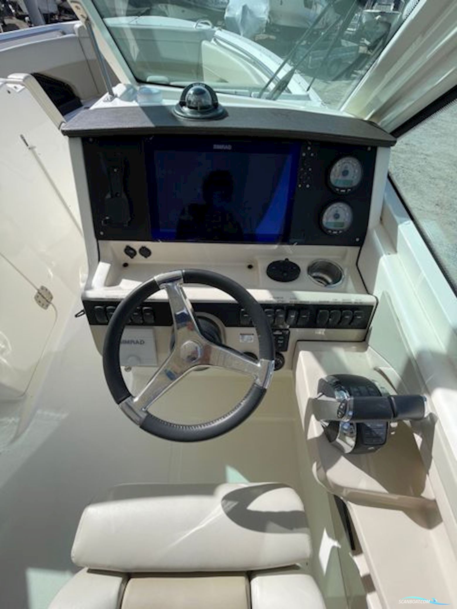 Boston Whaler Vantage 280