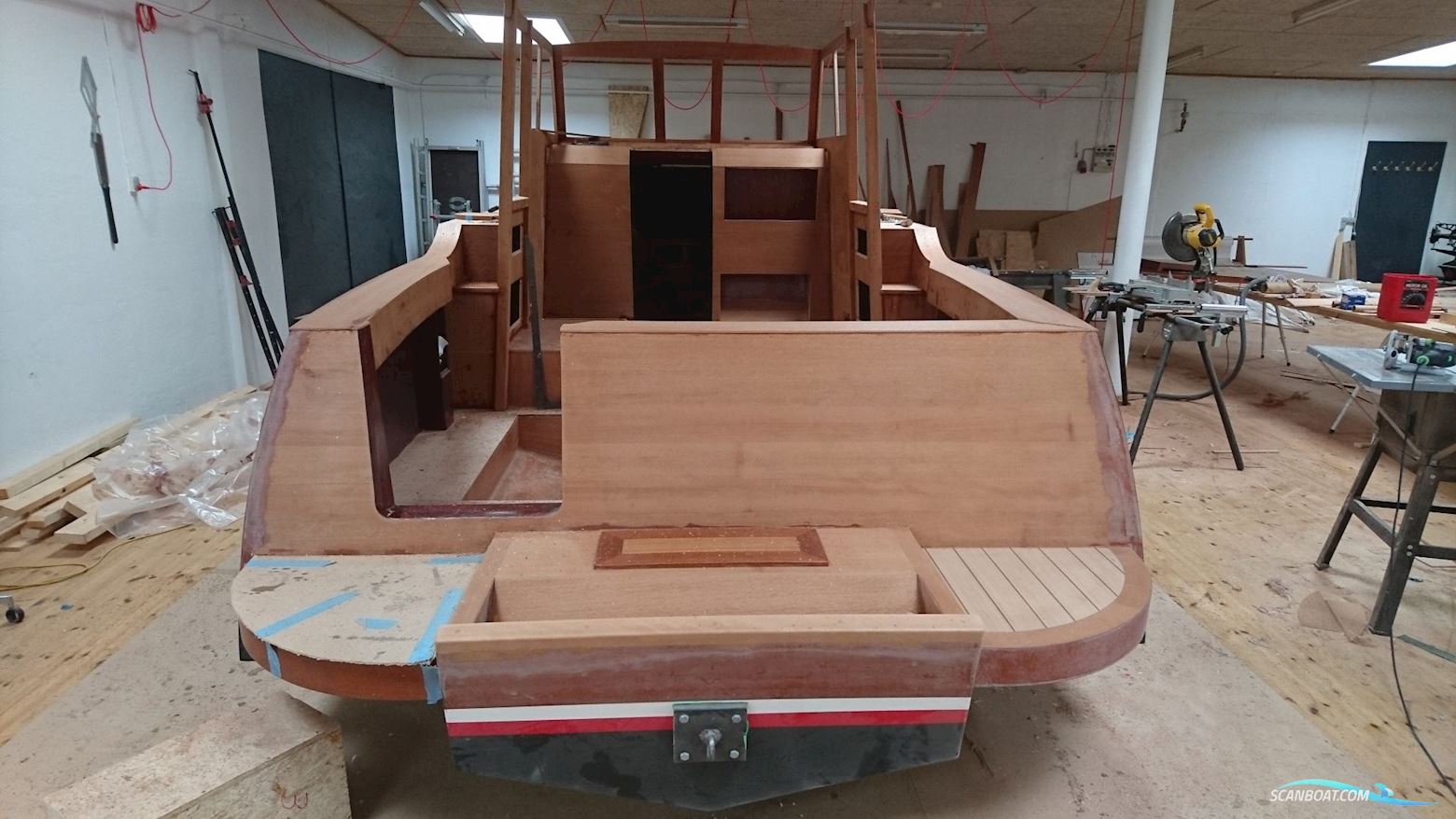 “Caoba” – Unik Hemingway-Inspireret Mahognibåd Med Moderne Konstruktion