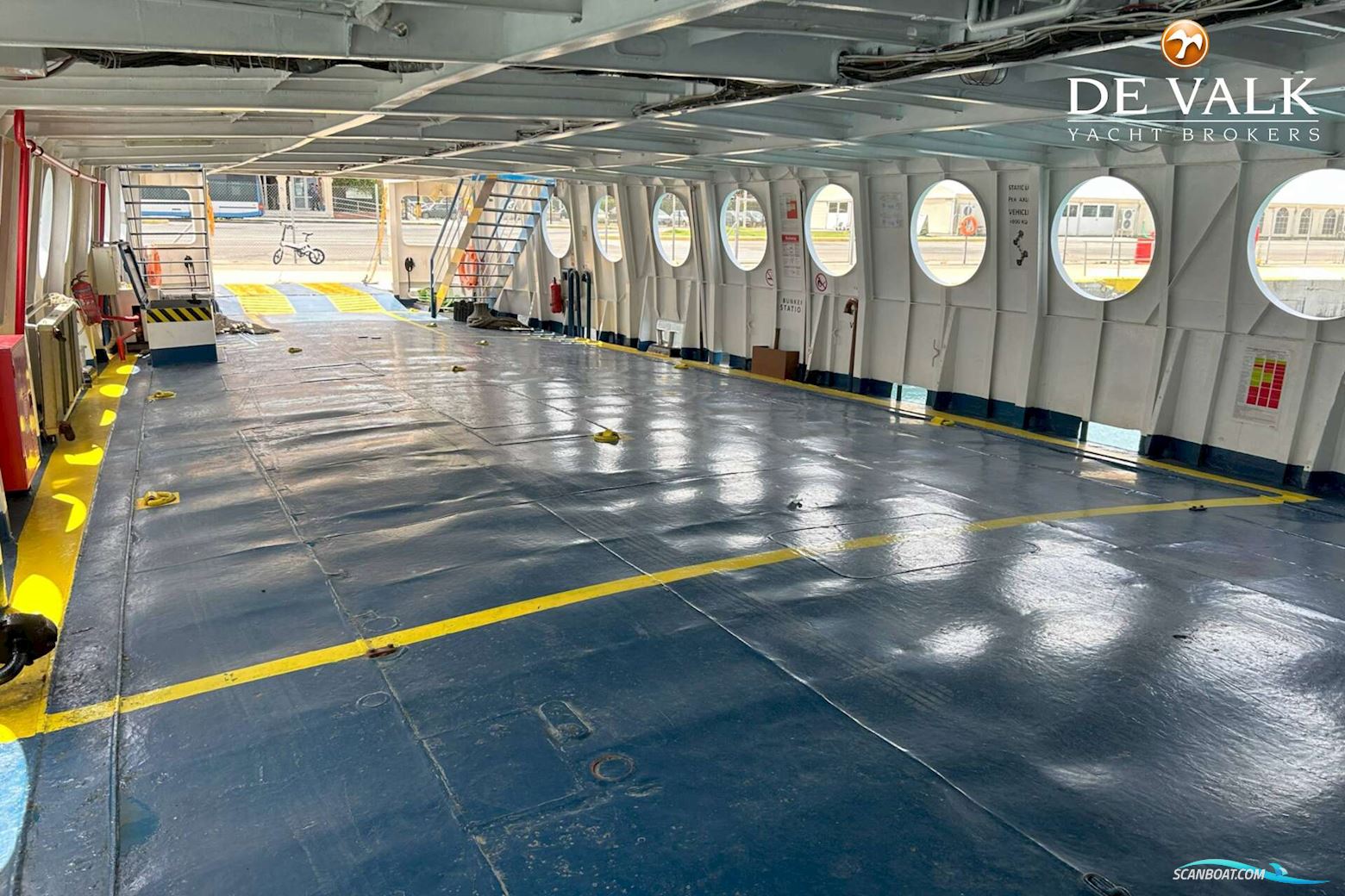 CAR/PASSENGERS FERRY 33