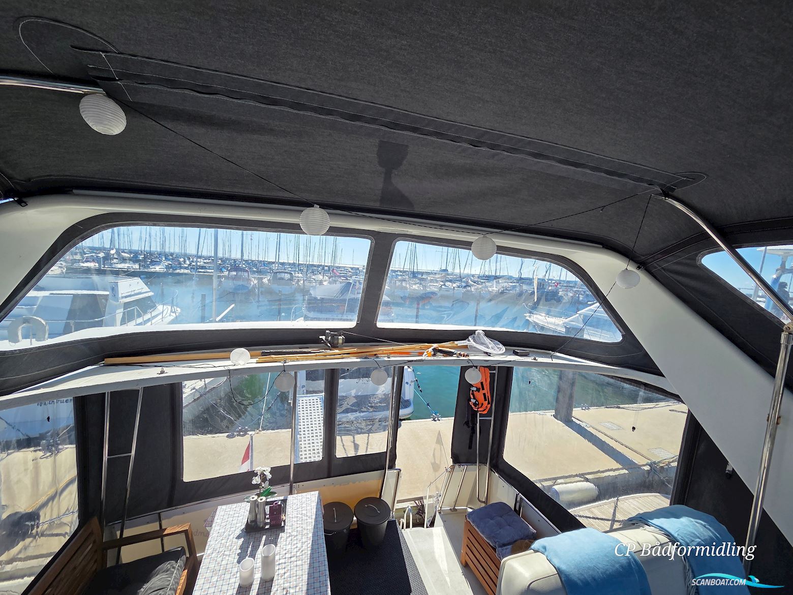 Carver 325 Flybridge Aft Cabin