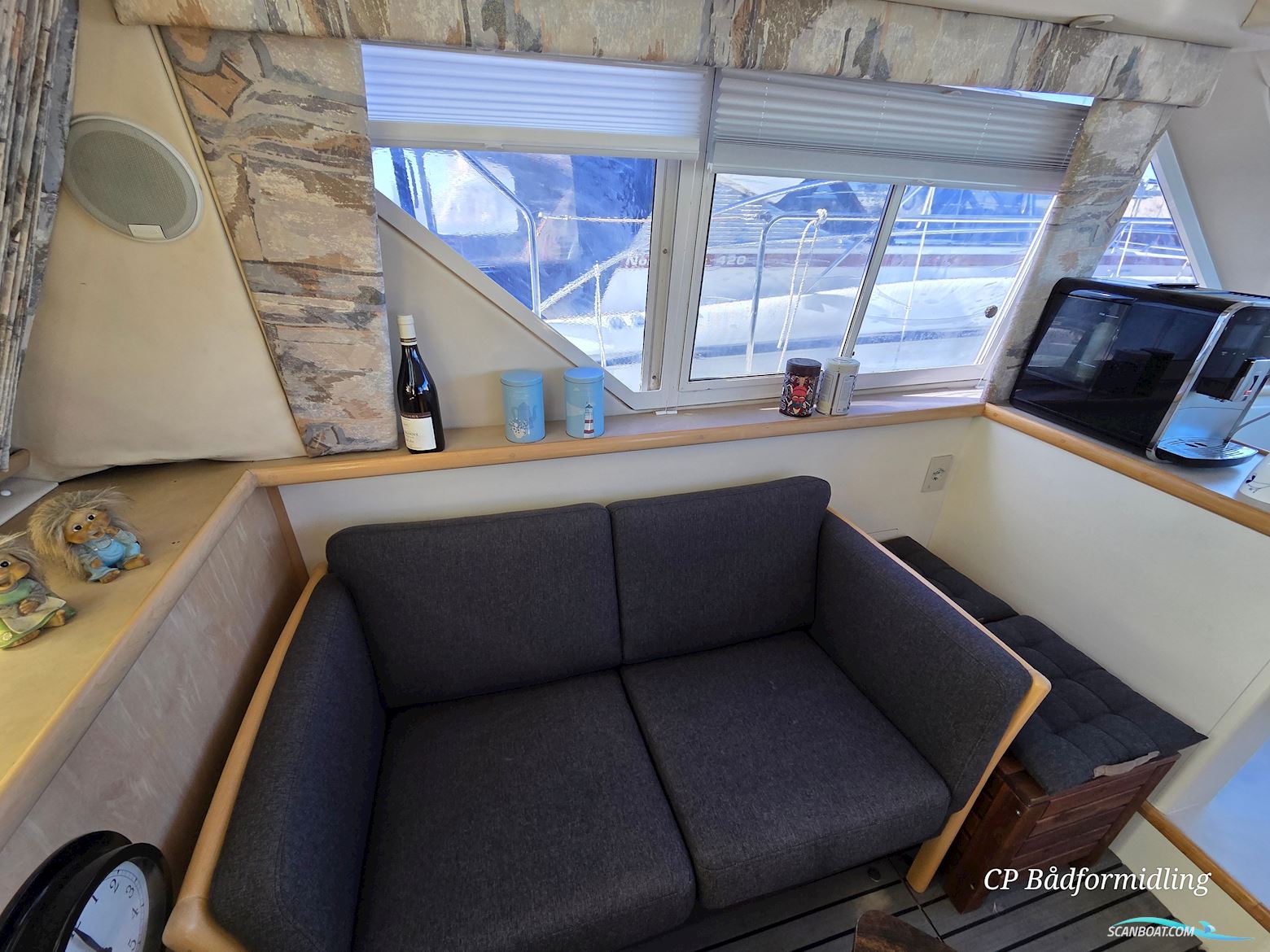 Carver 325 Flybridge Aft Cabin