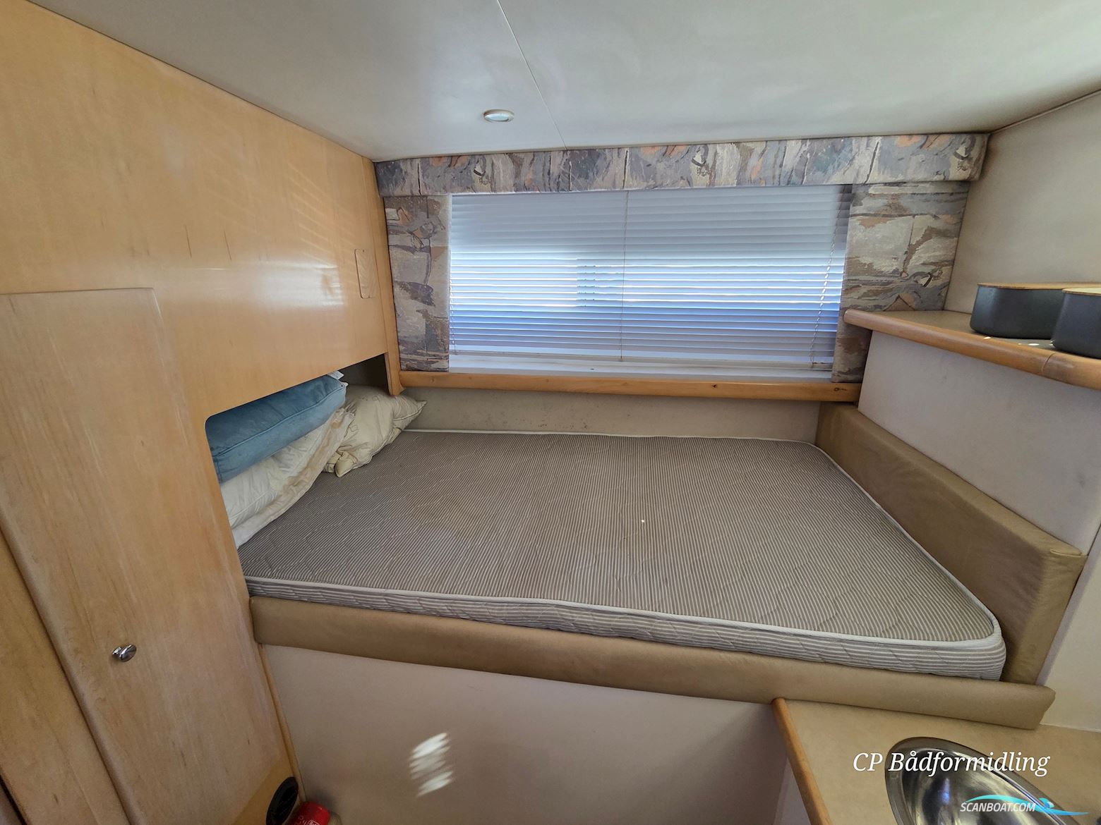 Carver 325 Flybridge Aft Cabin