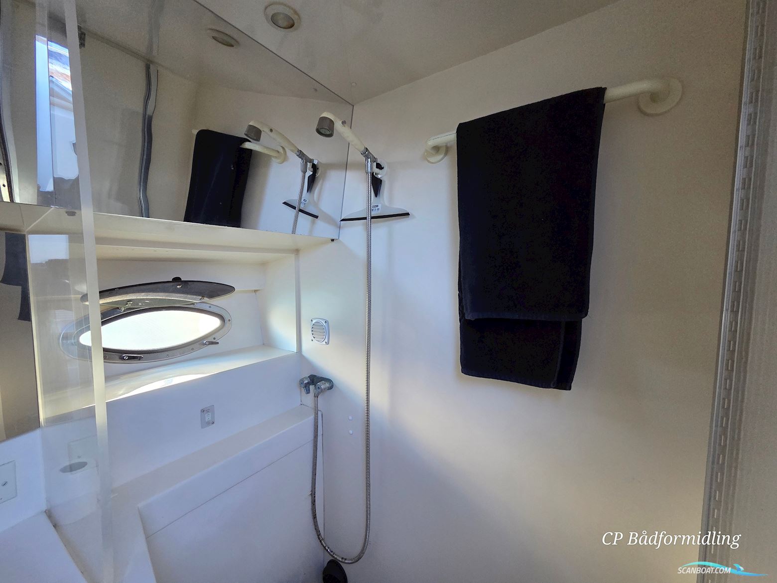 Carver 325 Flybridge Aft Cabin