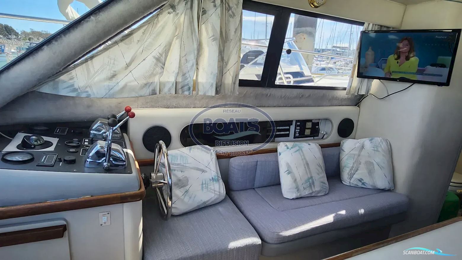 CARVER USA CARVER 26 COMMAND BRIDGE