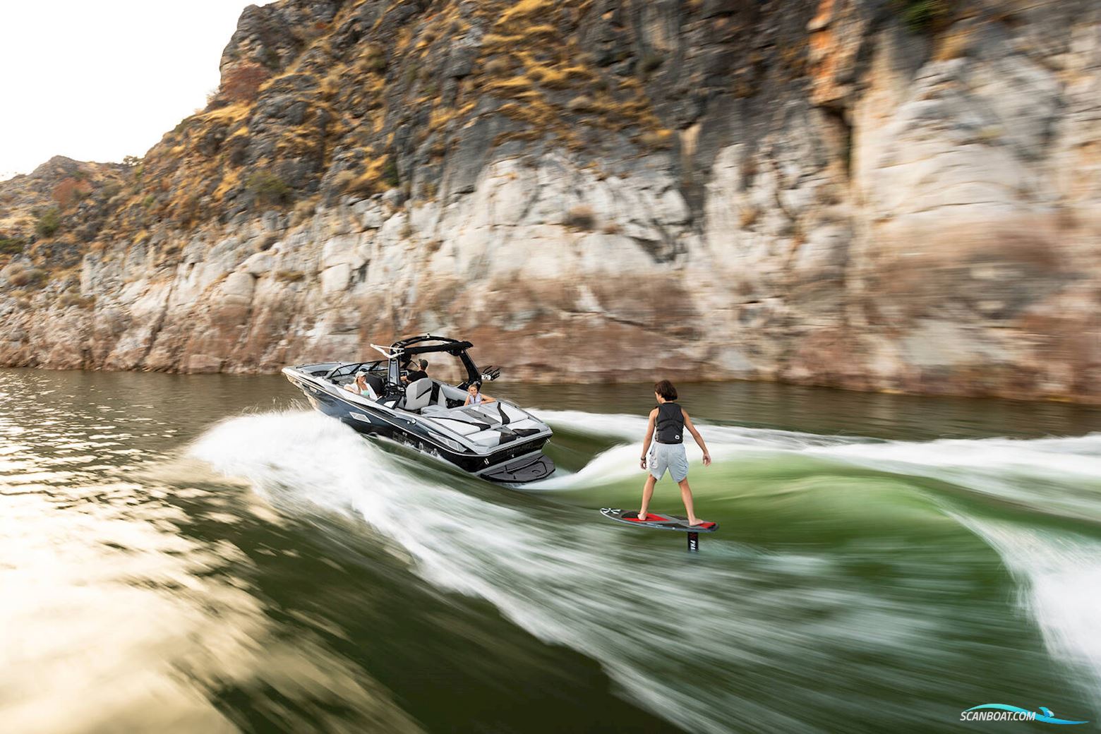 CENTURION NV 233 Motorbåd 2025, med PCM L96 V8 6.0 ltr motor, England