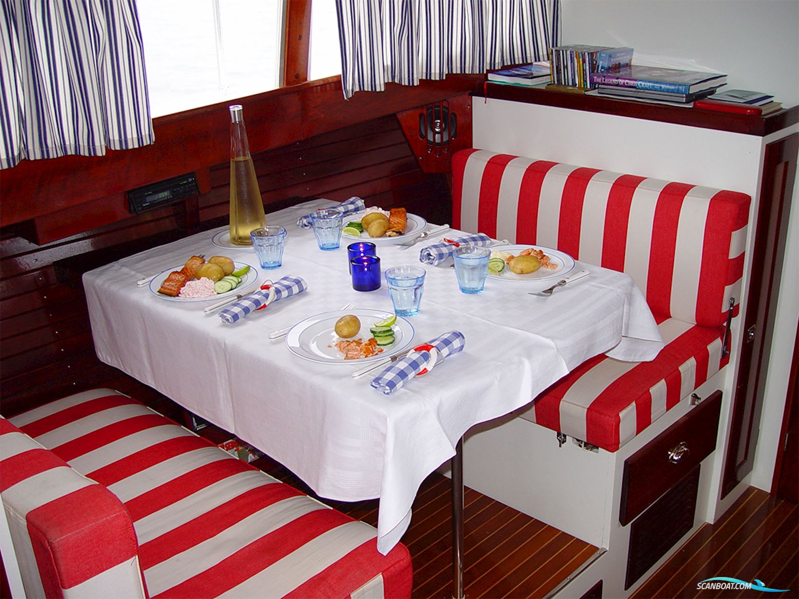 Chris-Craft 31 Commander