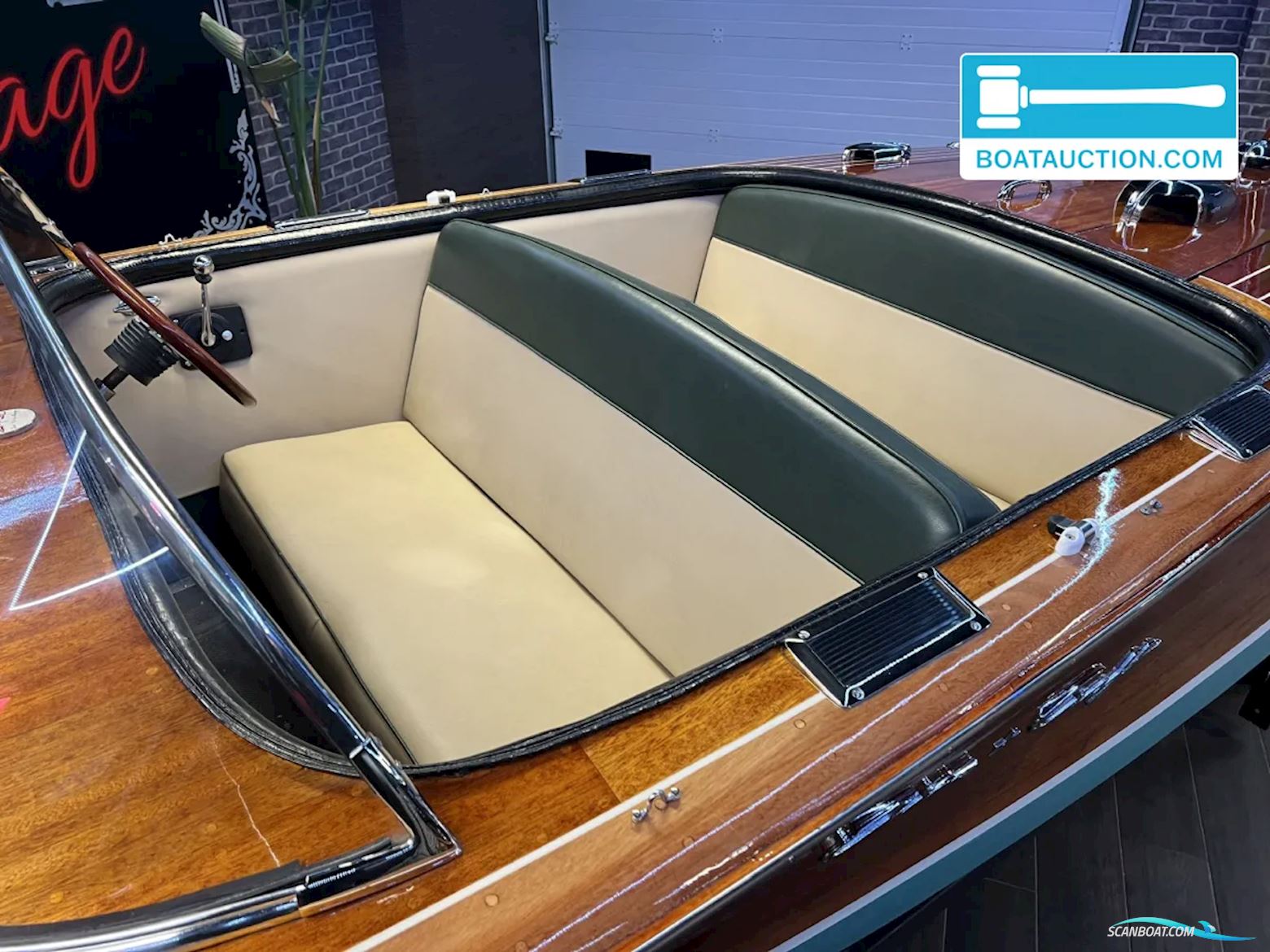 CHRIS CRAFT Capri 19