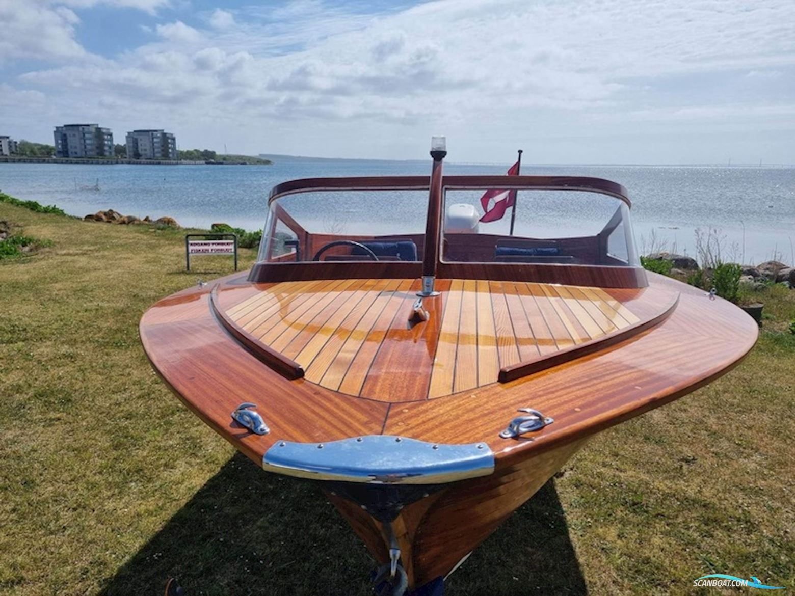 Classic Mahogany Daycruiser