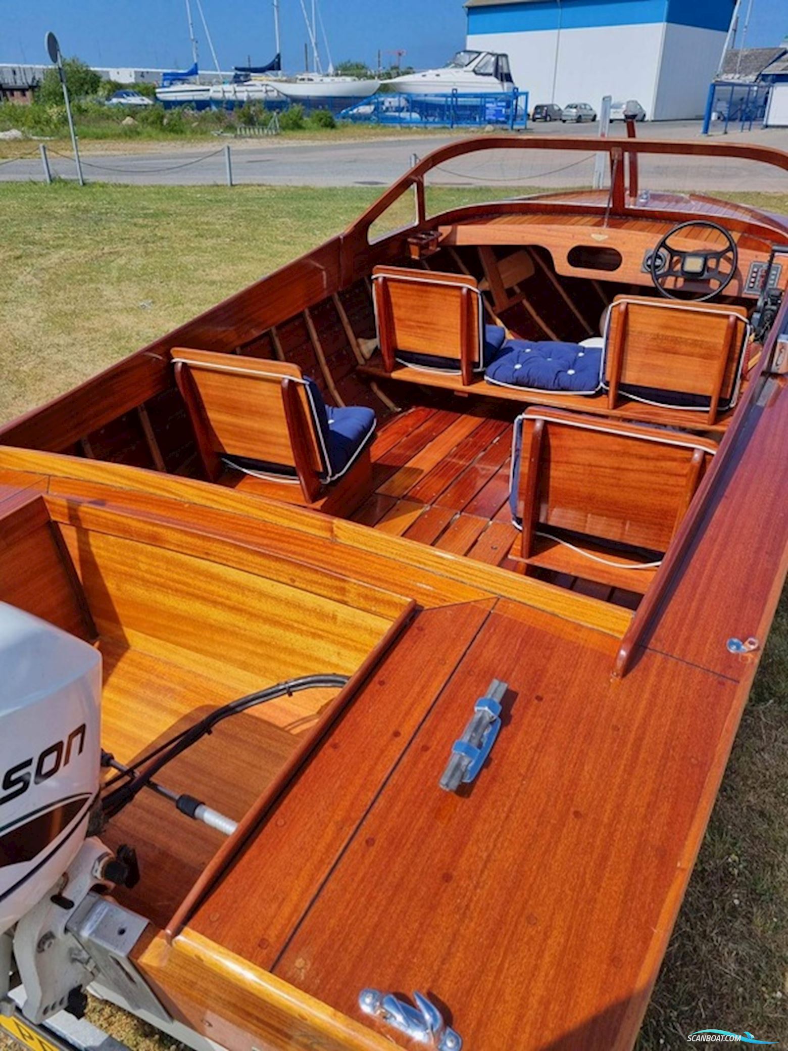 Classic Mahogany Daycruiser