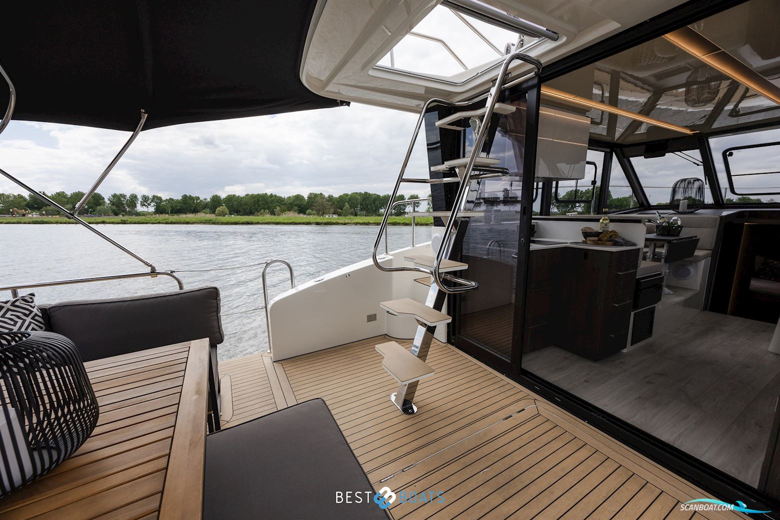 Cobra Yachts Futura 36 Premium Fly