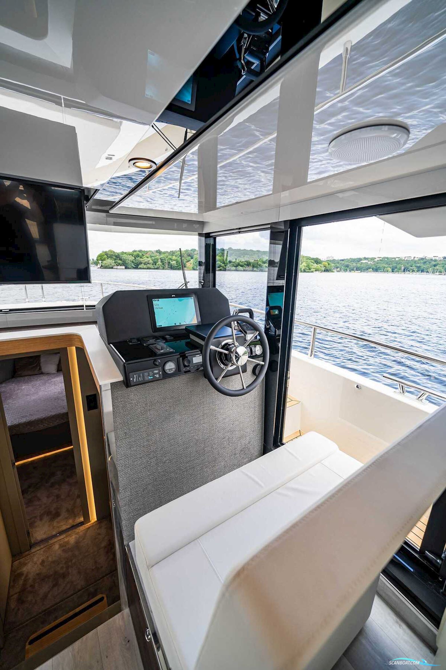 Cobra Yachts Maestro 42 Fly