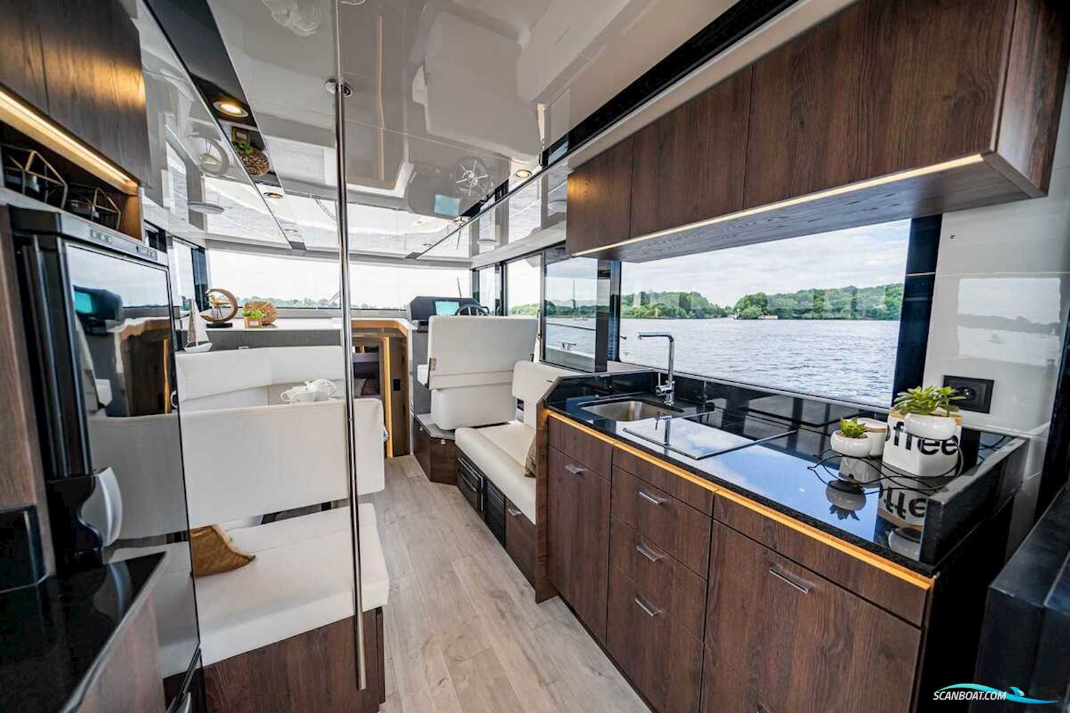 Cobra Yachts Maestro 42 Fly