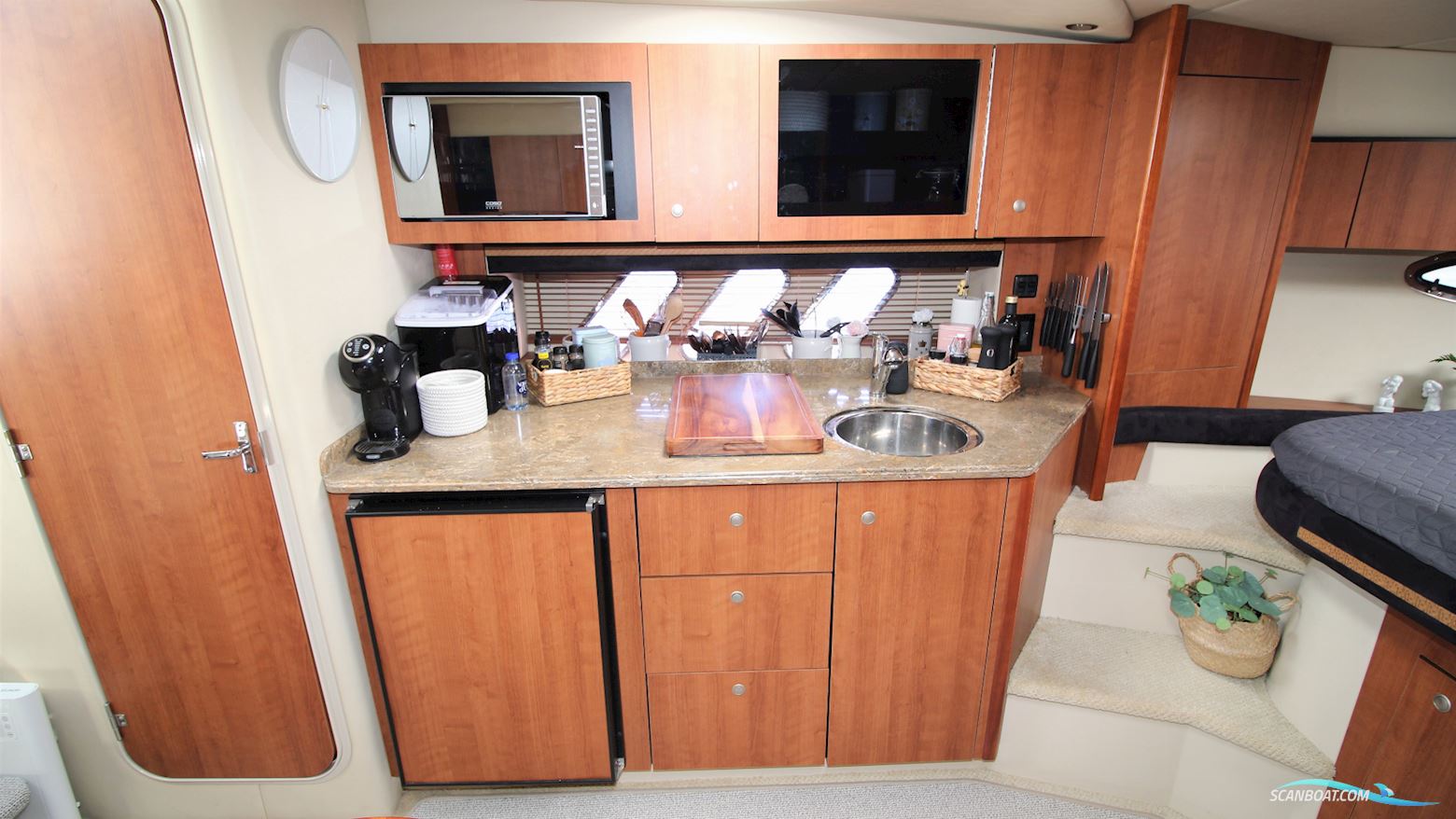 Cruisers Yachts 330 Express