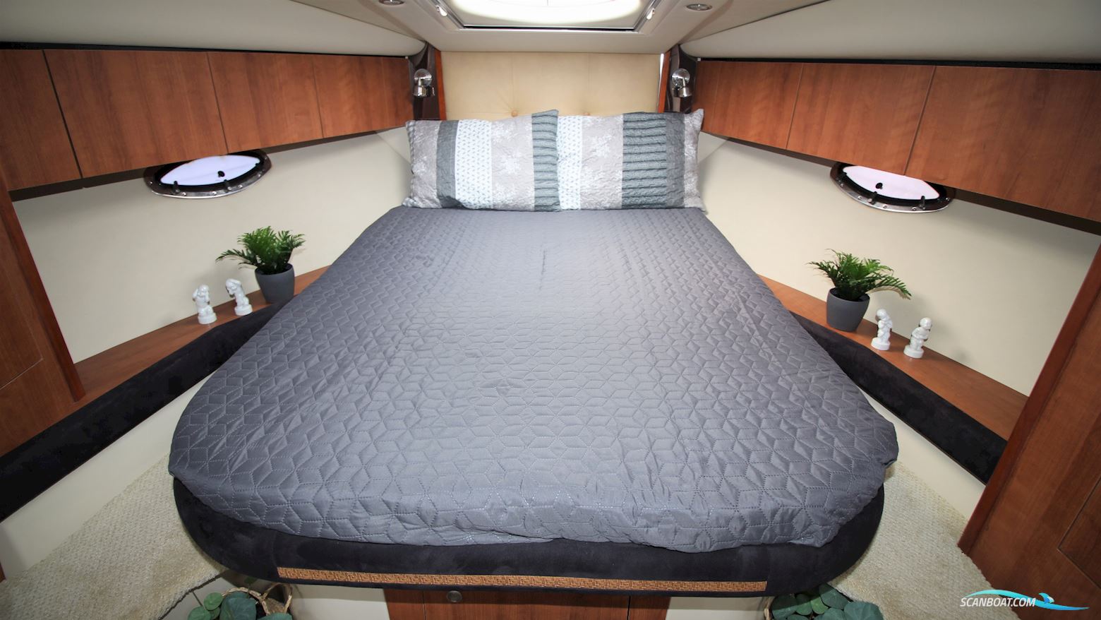 Cruisers Yachts 330 Express