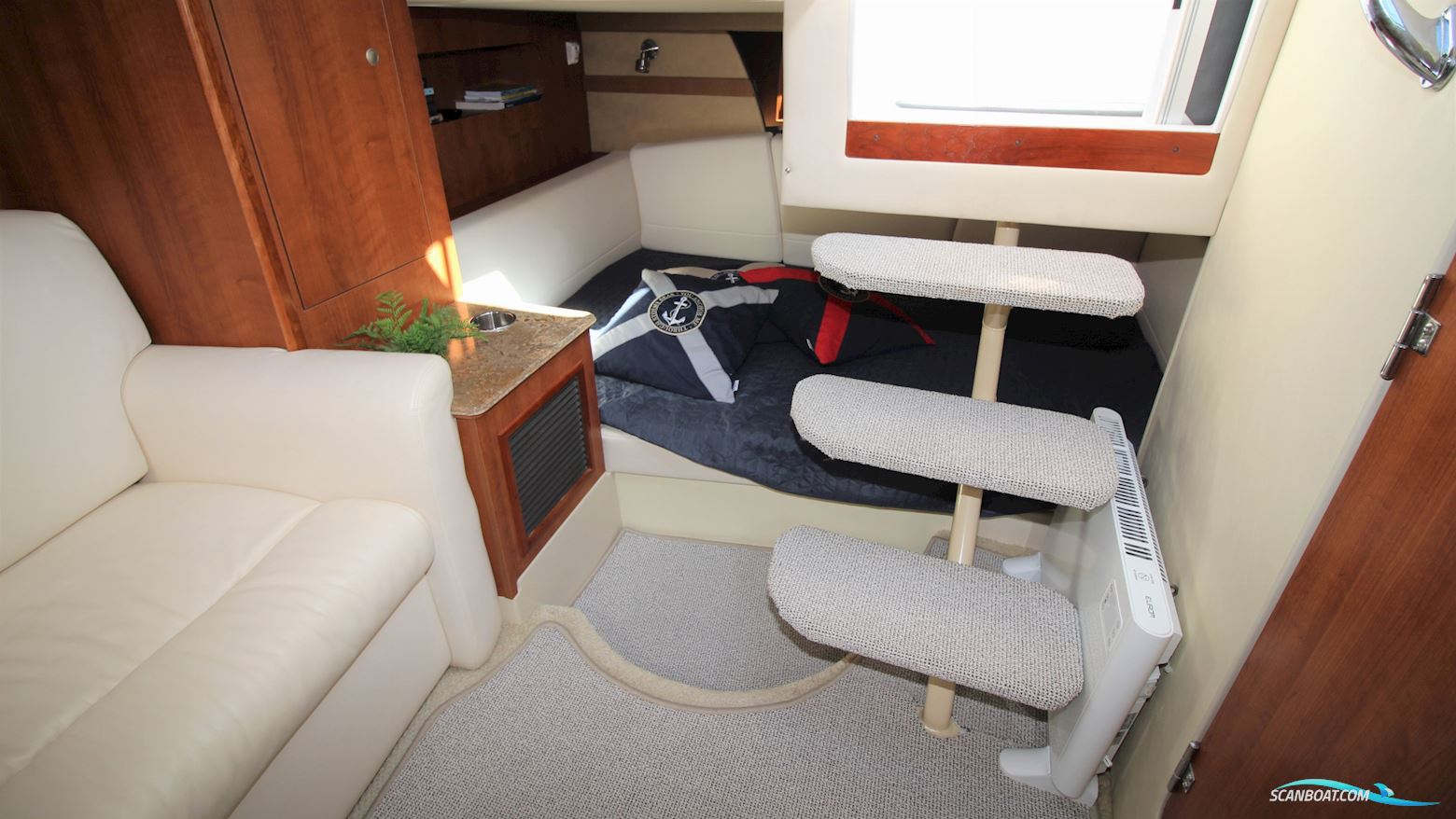 Cruisers Yachts 330 Express