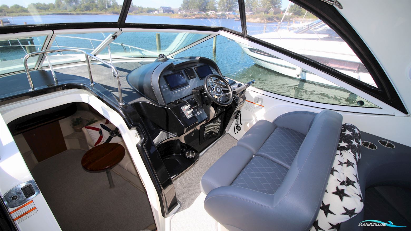 Cruisers Yachts 330 Express