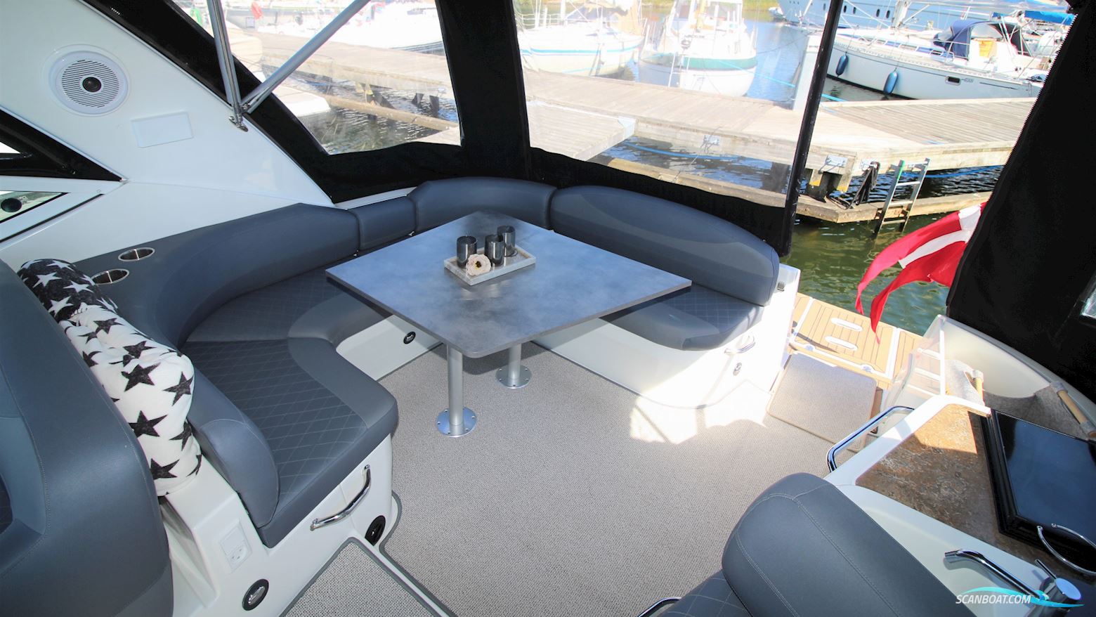 Cruisers Yachts 330 Express