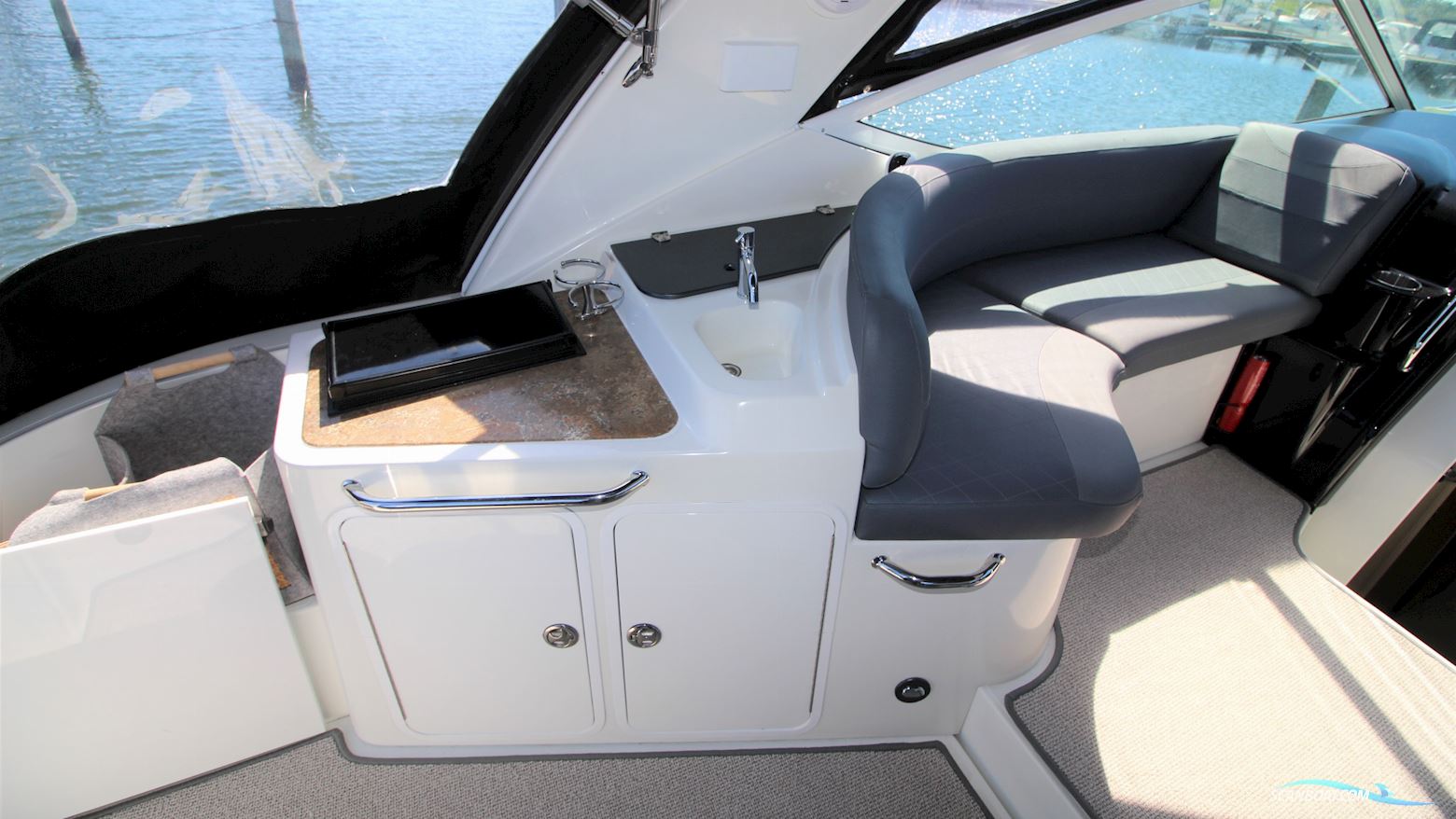 Cruisers Yachts 330 Express