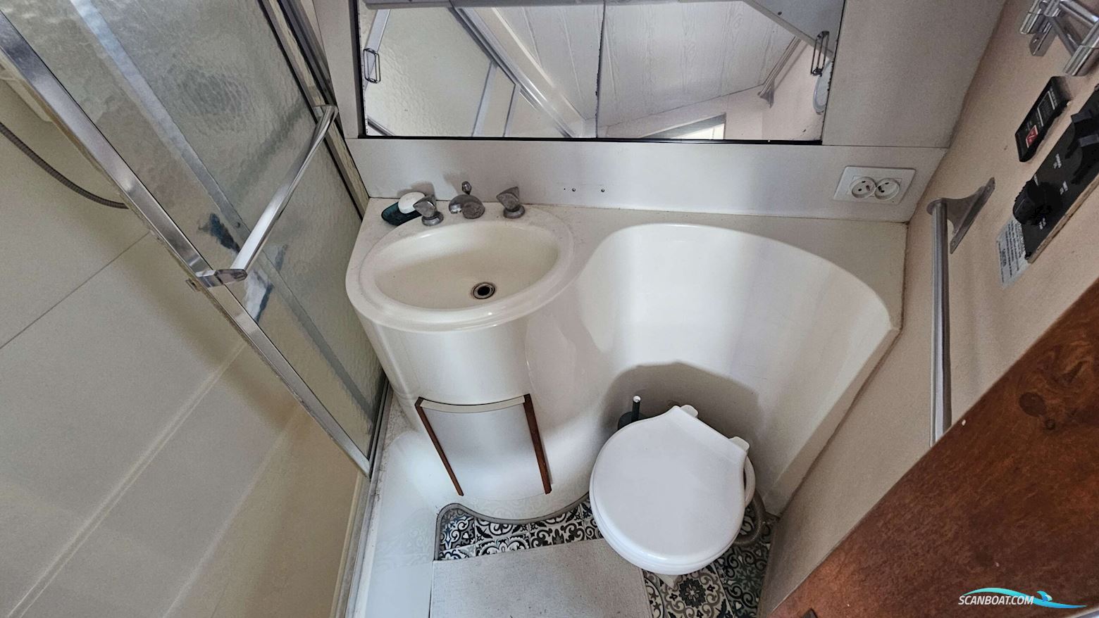 Cruisers Yachts 3850 Aft