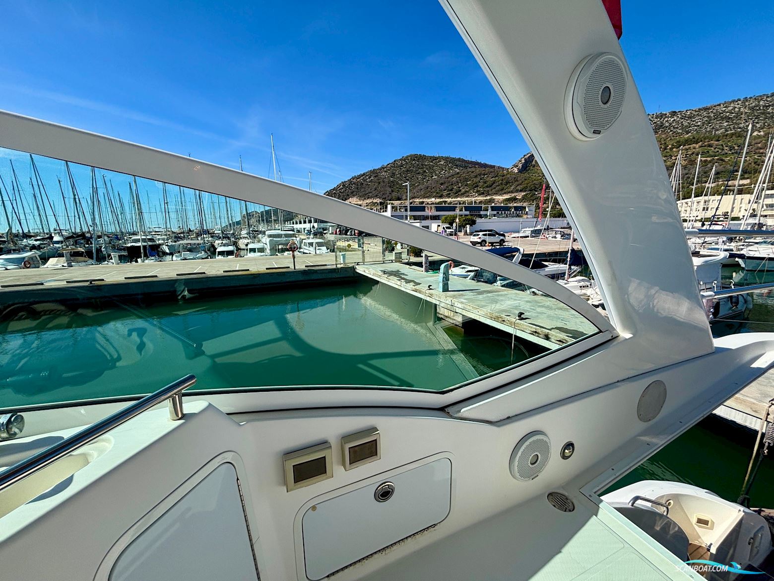 Cruisers Yachts 447 Sport Sedan