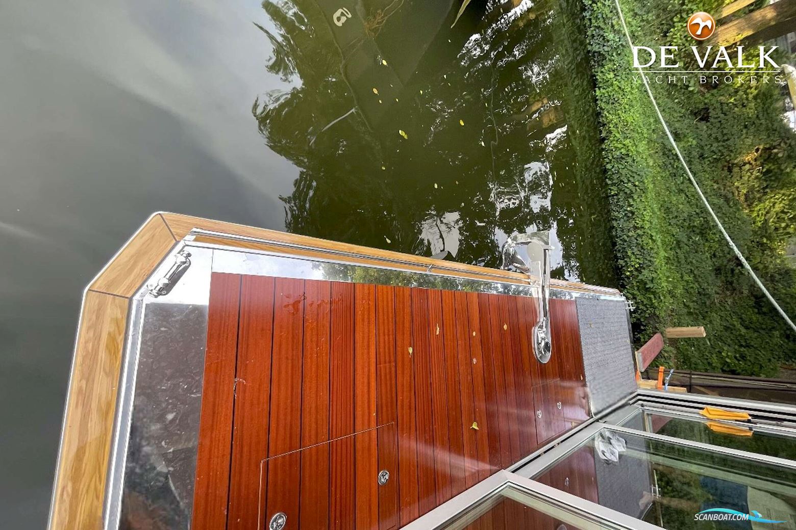 Custom Built Houseboat luxe motor