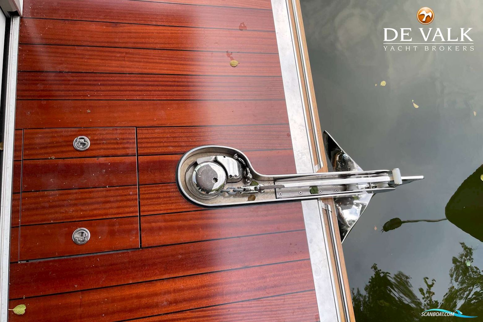 Custom Built Houseboat luxe motor