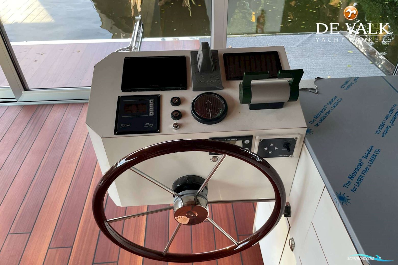 Custom Built Houseboat luxe motor