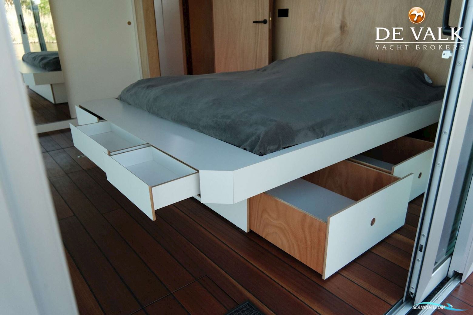 Custom Built Houseboat luxe motor