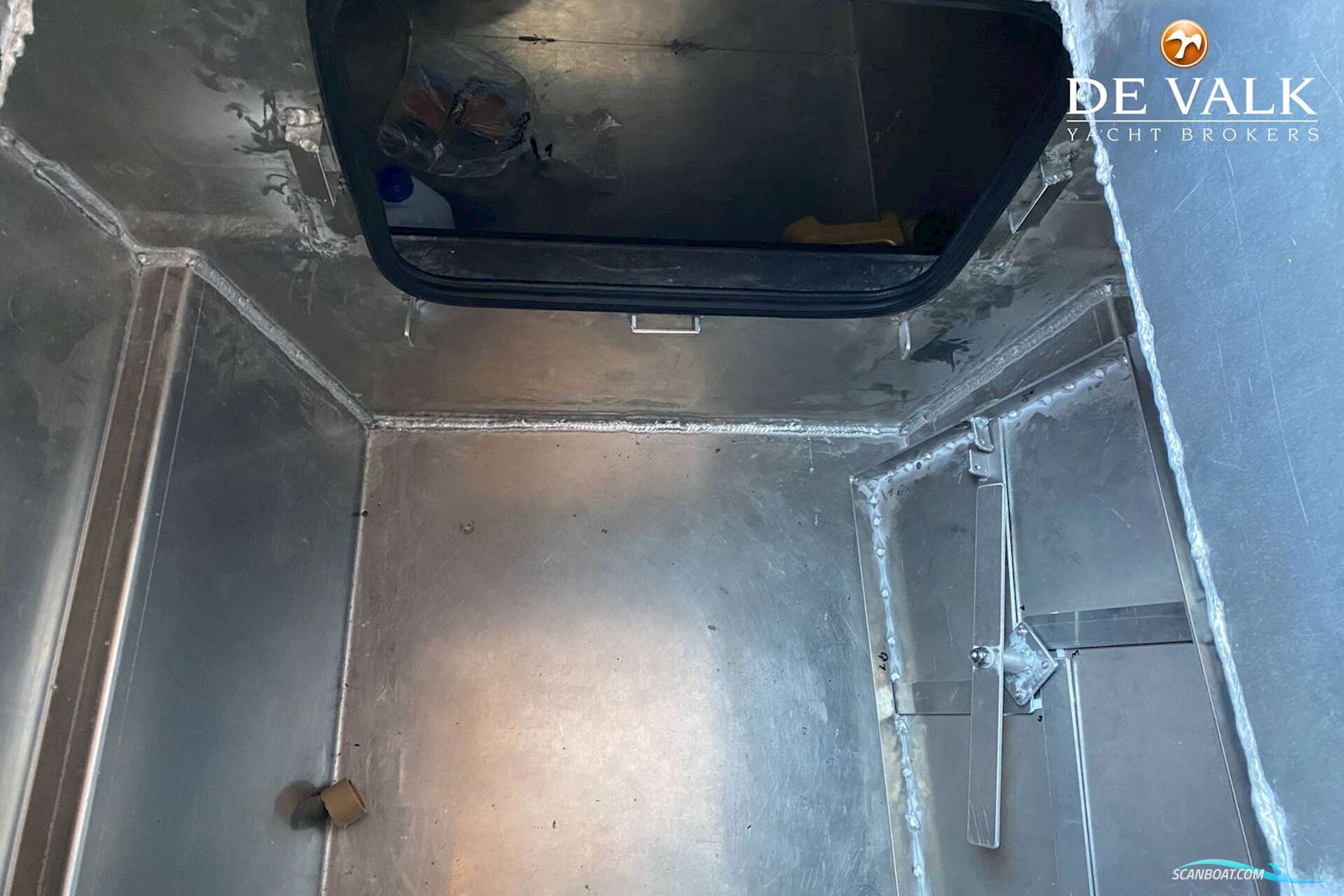 Custom Built Houseboat luxe motor