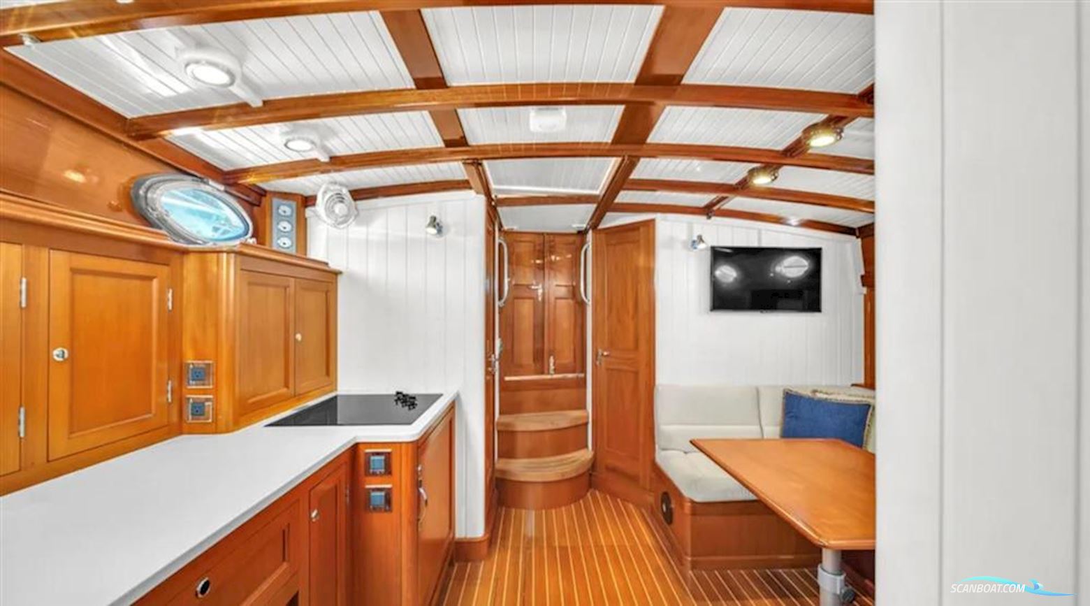 CUSTOM Gentlemans Motor Yacht