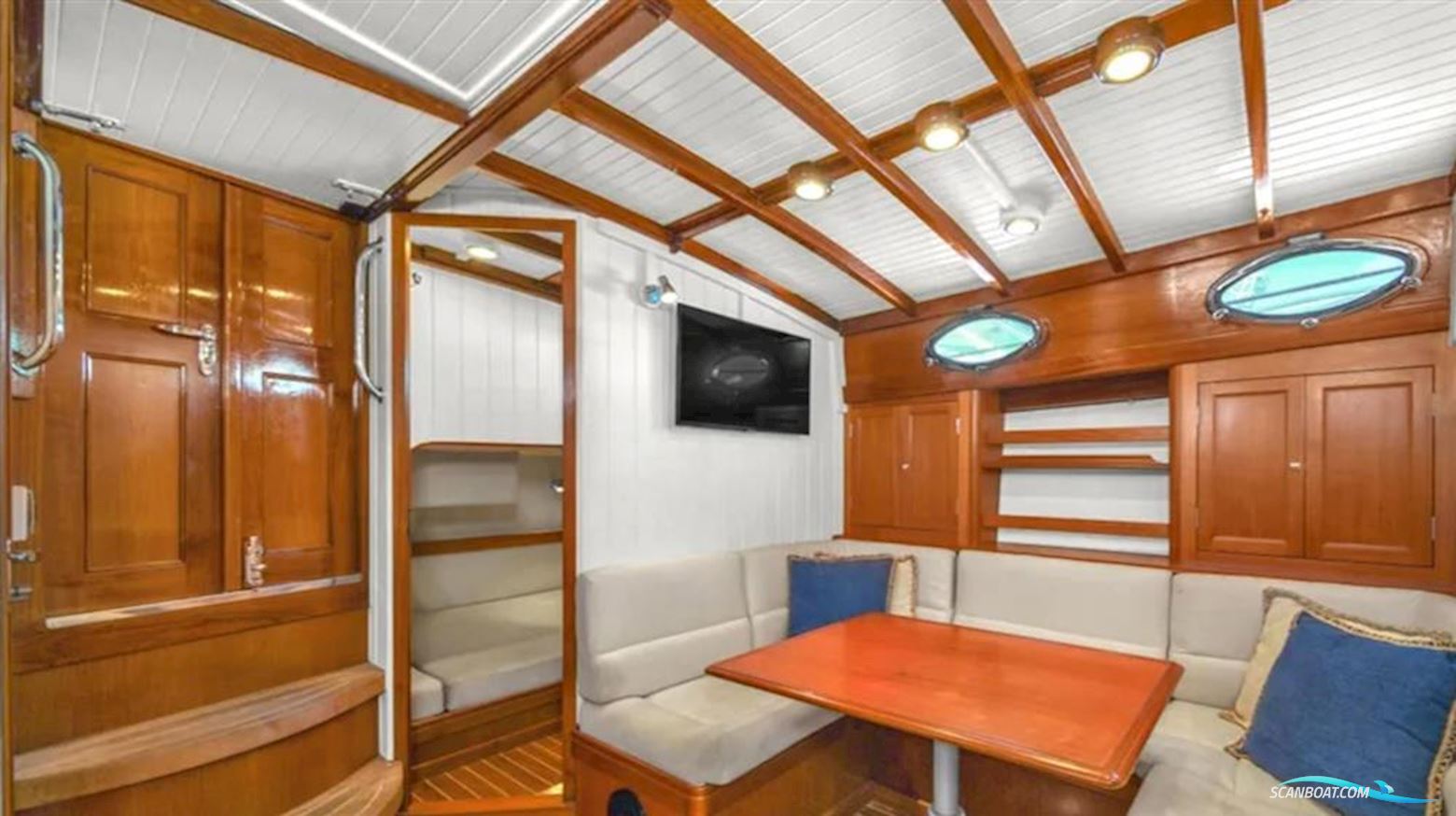 CUSTOM Gentlemans Motor Yacht