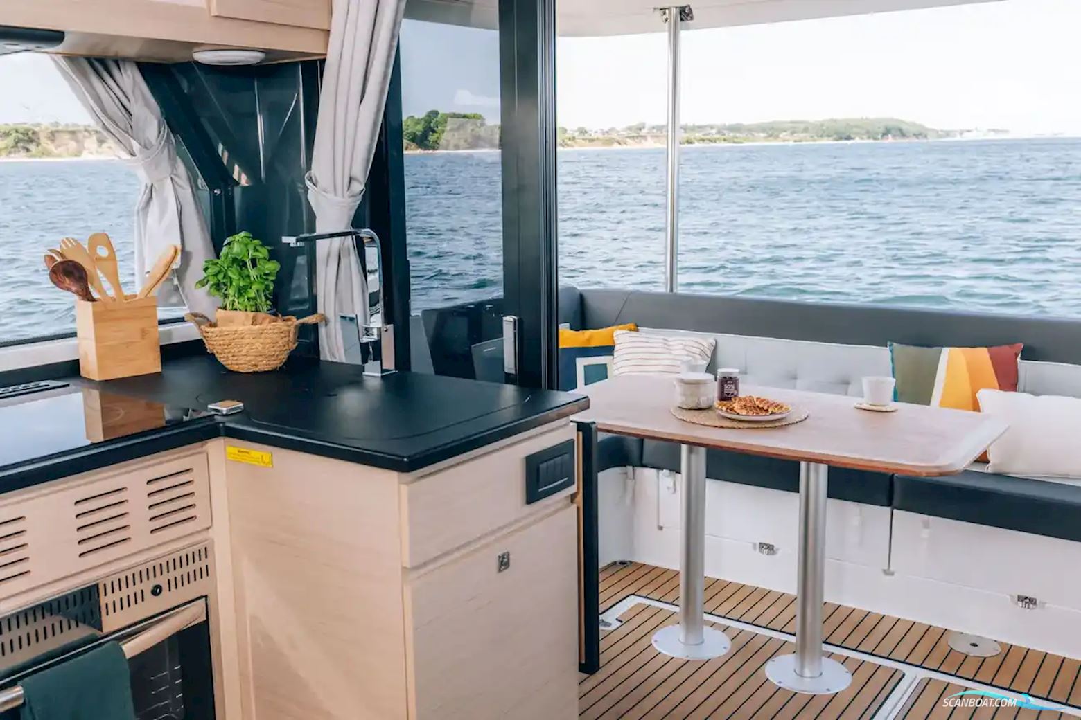 Delphia 12 Flylounge