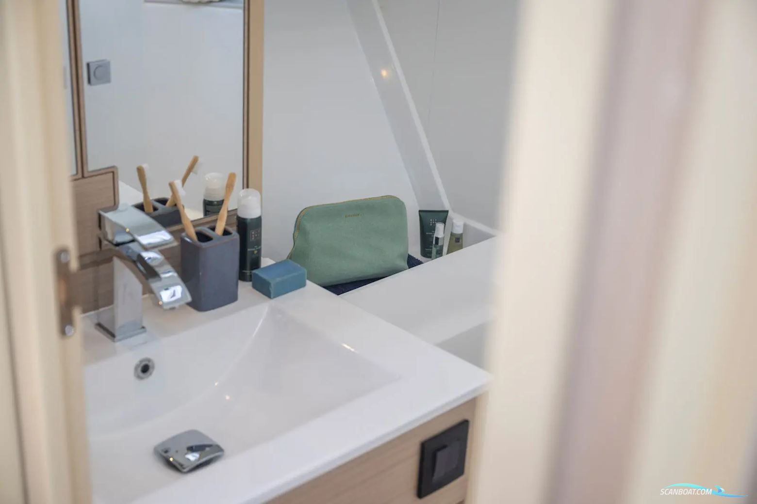 Delphia 12 Flylounge