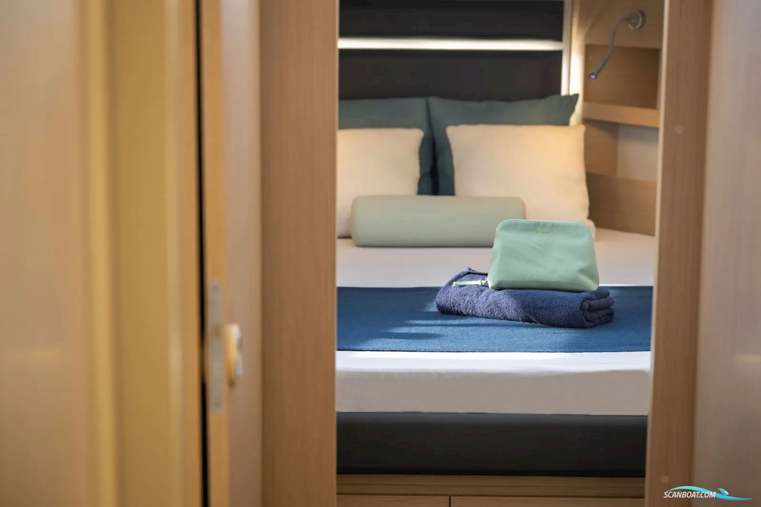 Delphia 12 Flylounge