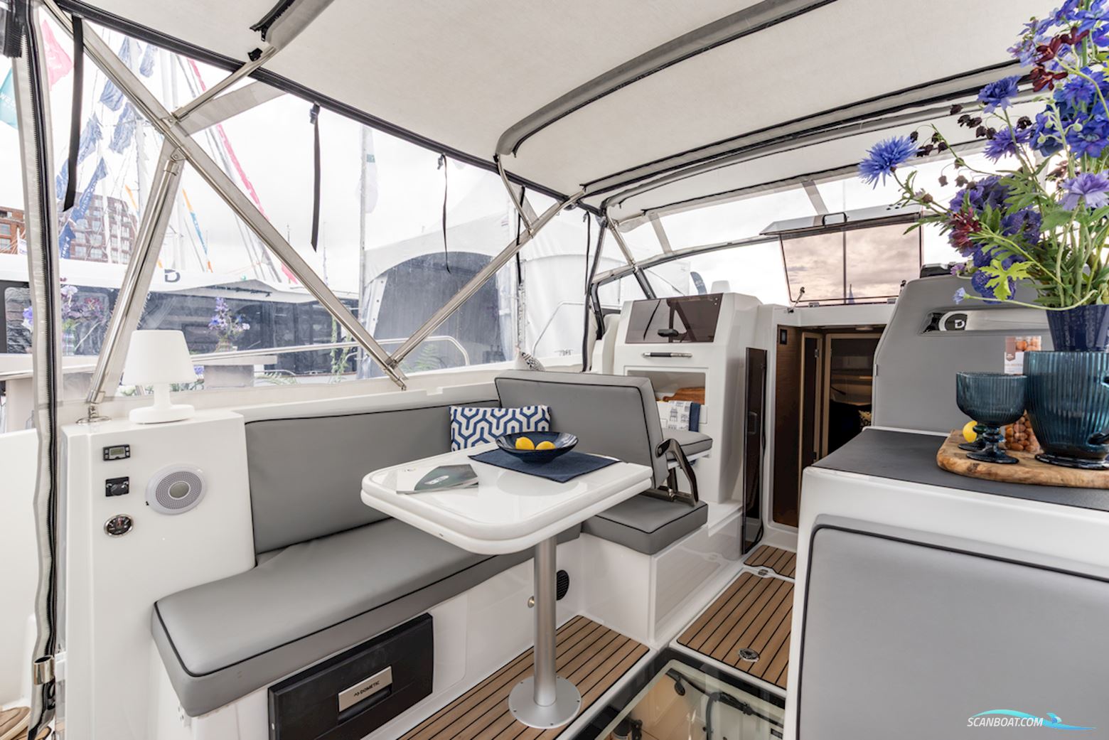 DELPHIA YACHTS 10 Lounge Electric DEMO, direct verkrijgbaar en vaarklaar. (PRIJSVERLAGING!!)