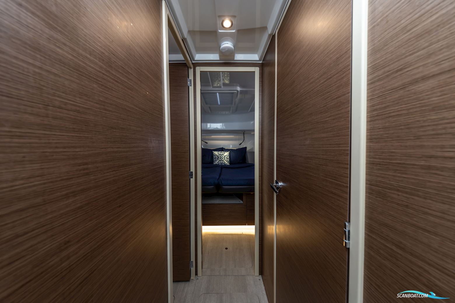 DELPHIA YACHTS 10 Lounge Electric DEMO, direct verkrijgbaar en vaarklaar. (PRIJSVERLAGING!!)