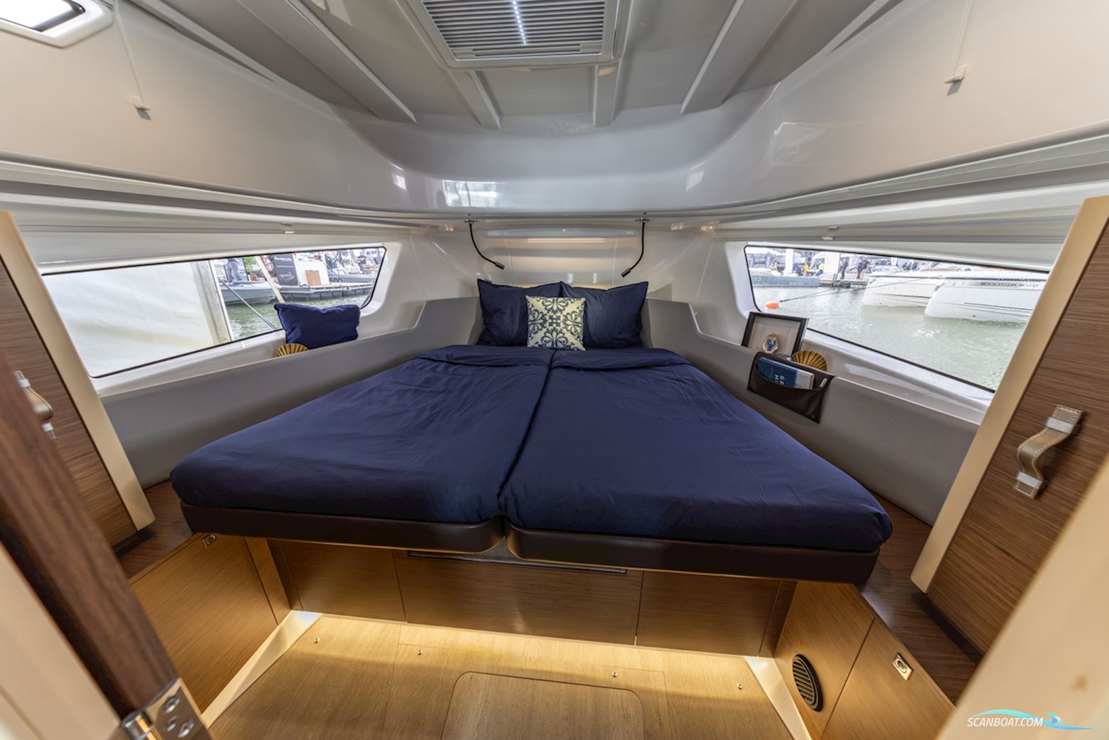 DELPHIA YACHTS 10 Lounge Electric DEMO, direct verkrijgbaar en vaarklaar. (PRIJSVERLAGING!!)