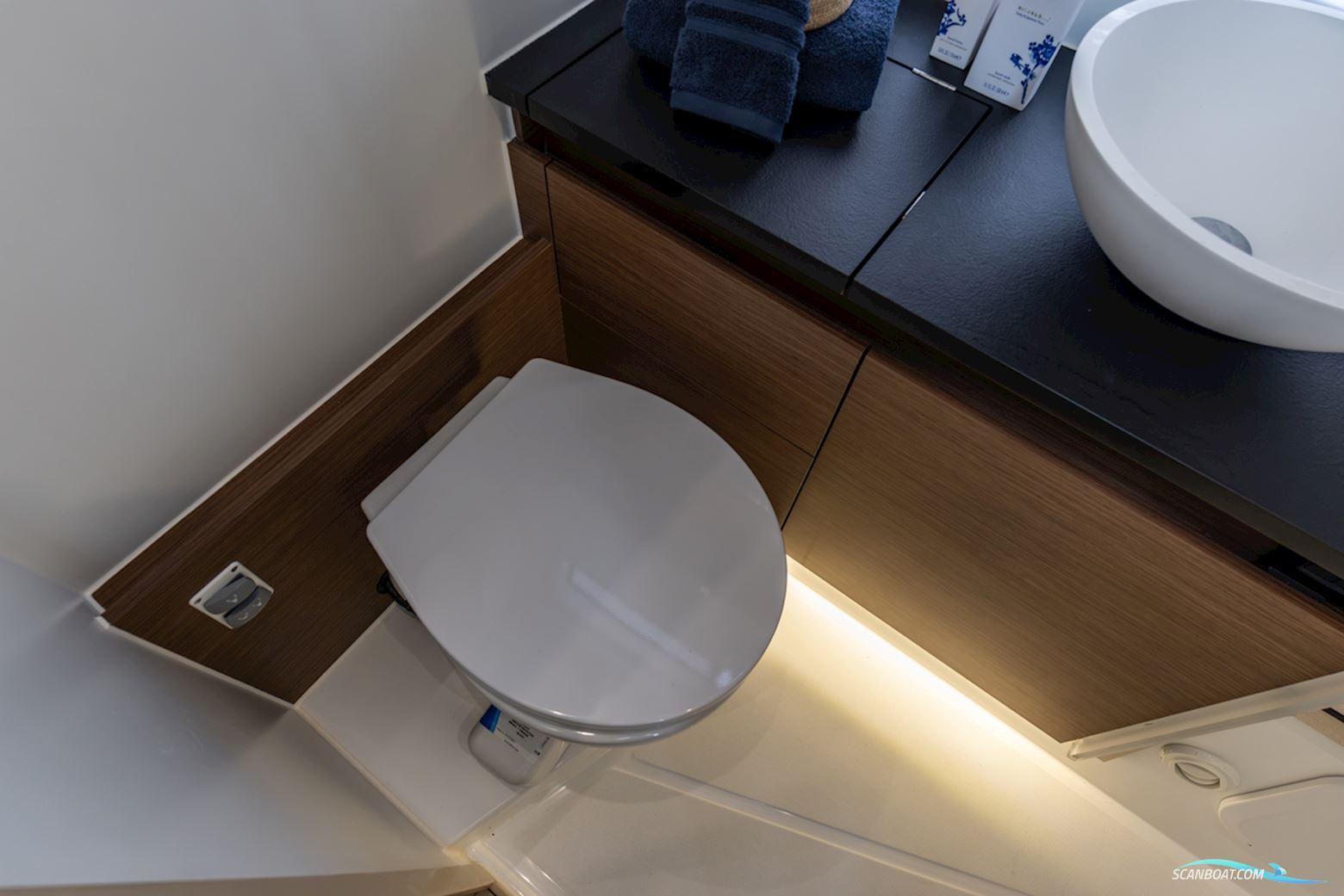 DELPHIA YACHTS 10 Lounge Electric DEMO, direct verkrijgbaar en vaarklaar. (PRIJSVERLAGING!!)