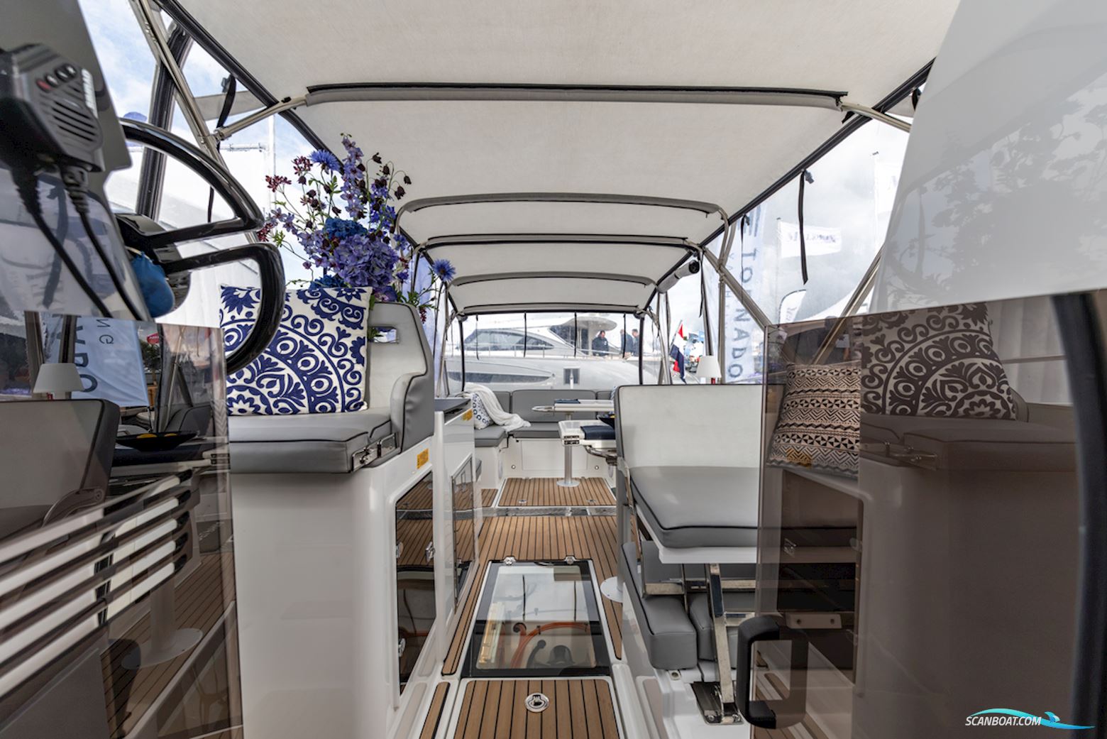 DELPHIA YACHTS 10 Lounge Electric DEMO, direct verkrijgbaar en vaarklaar. (PRIJSVERLAGING!!)