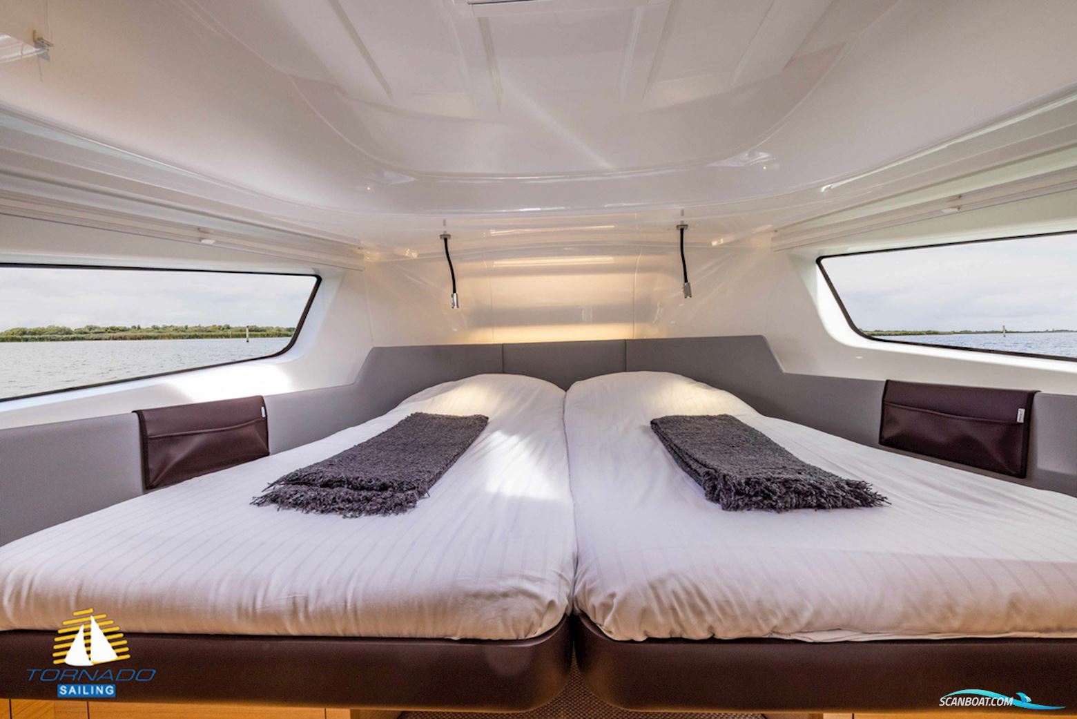 DELPHIA YACHTS 10 Sedan Electric